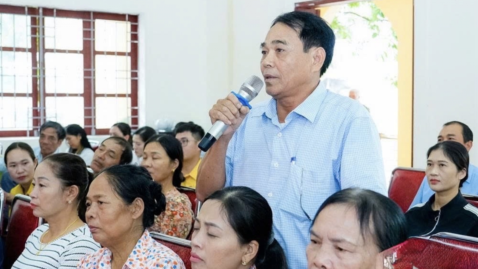 Cử tri Nghệ An kiến nghị gỡ vướng đất đai, tăng phụ cấp và hỗ trợ an sinh