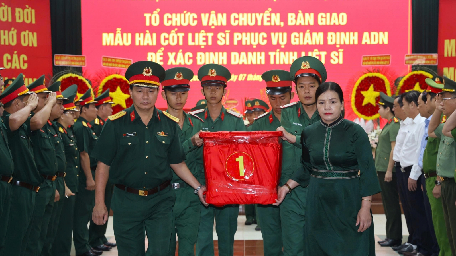 Đưa hơn 2.200 mẫu hài cốt liệt sĩ từ Quảng Ngãi ra Hà Nội xét nghiệm ADN