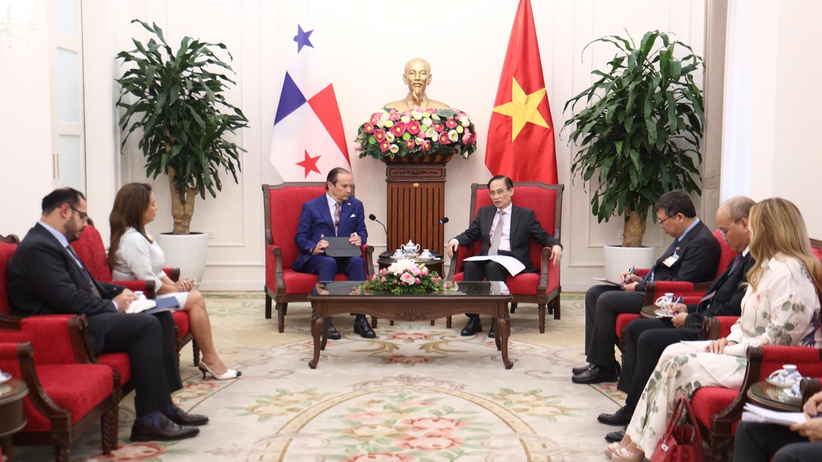 Bộ trưởng Ngoại giao Lê Hoài Trung tiếp Bộ trưởng Ngoại giao Panama
