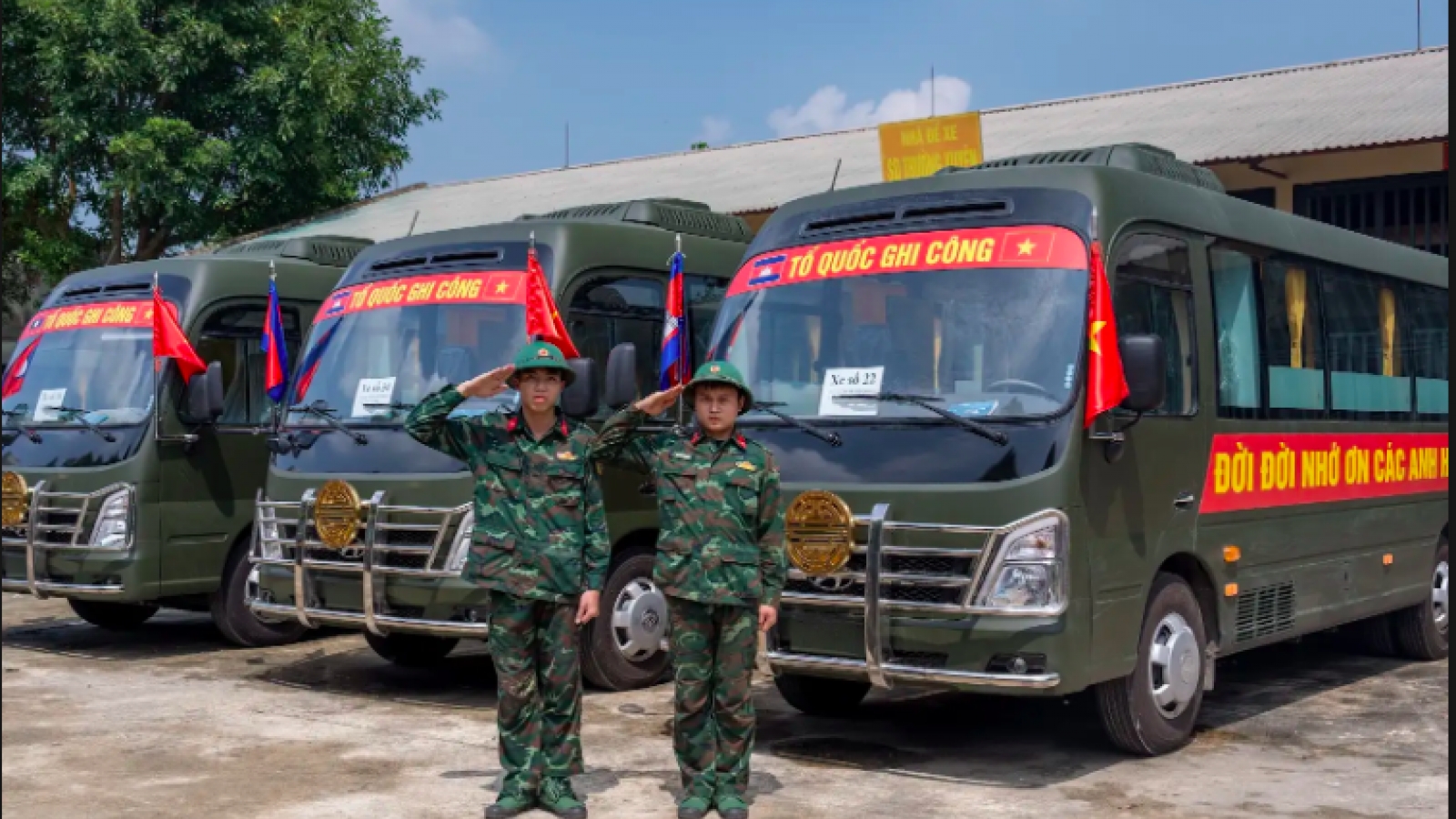 Bàn giao 35 xe Hyundai County cho Bộ Quốc phòng phục vụ "Chiến dịch 500 ngày đêm"