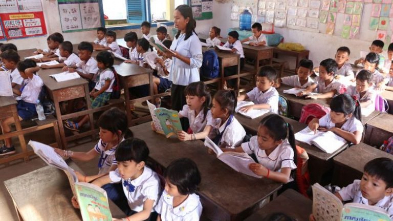 Campuchia cân nhắc tăng giờ học tại trường công lập