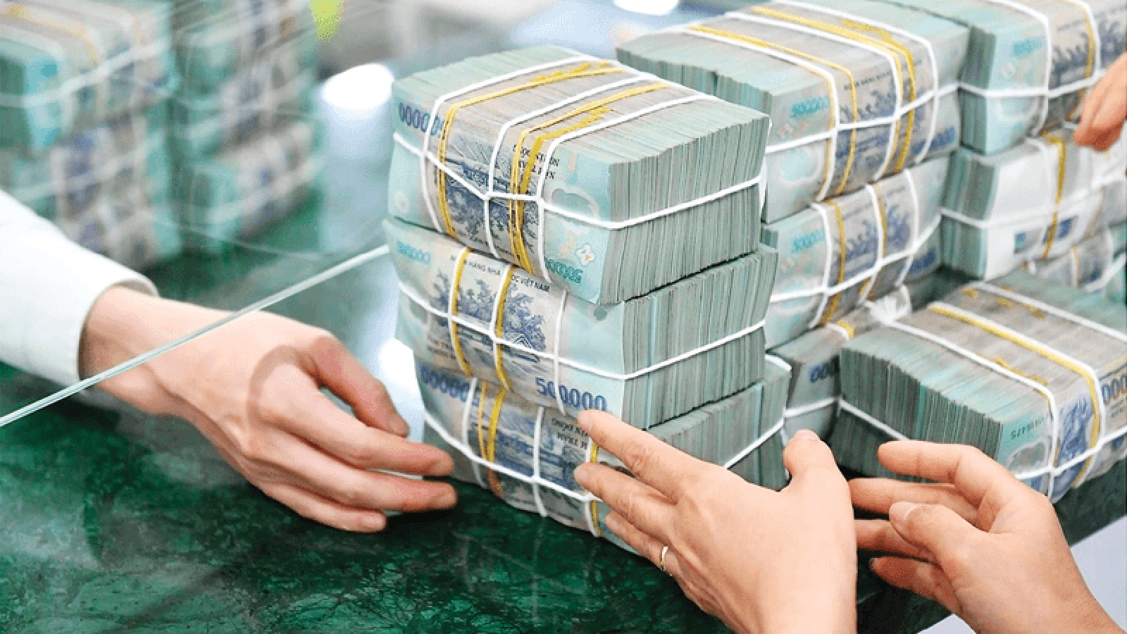 Ngân hàng đồng loạt giảm lãi suất cho vay: Doanh nghiệp còn chịu sức ép chi phí?