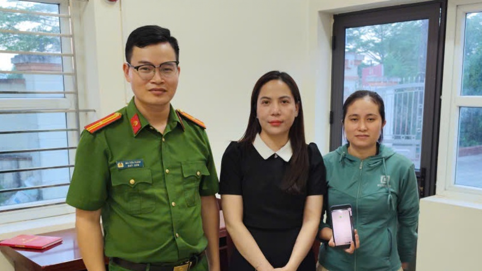 Chuyển nhầm hơn 1 tỷ đồng, người phụ nữ ở Hưng Yên được Công an hỗ trợ nhận lại