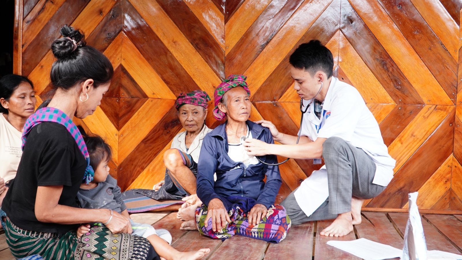 Dân ngại đi khám vì thiếu thuốc, bác sĩ về tận bản để chăm sóc sức khỏe cho bà con