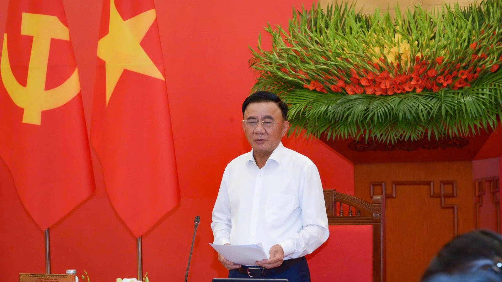 Bảo đảm người dân được chăm lo toàn diện hơn nữa về văn hóa, y tế, giáo dục