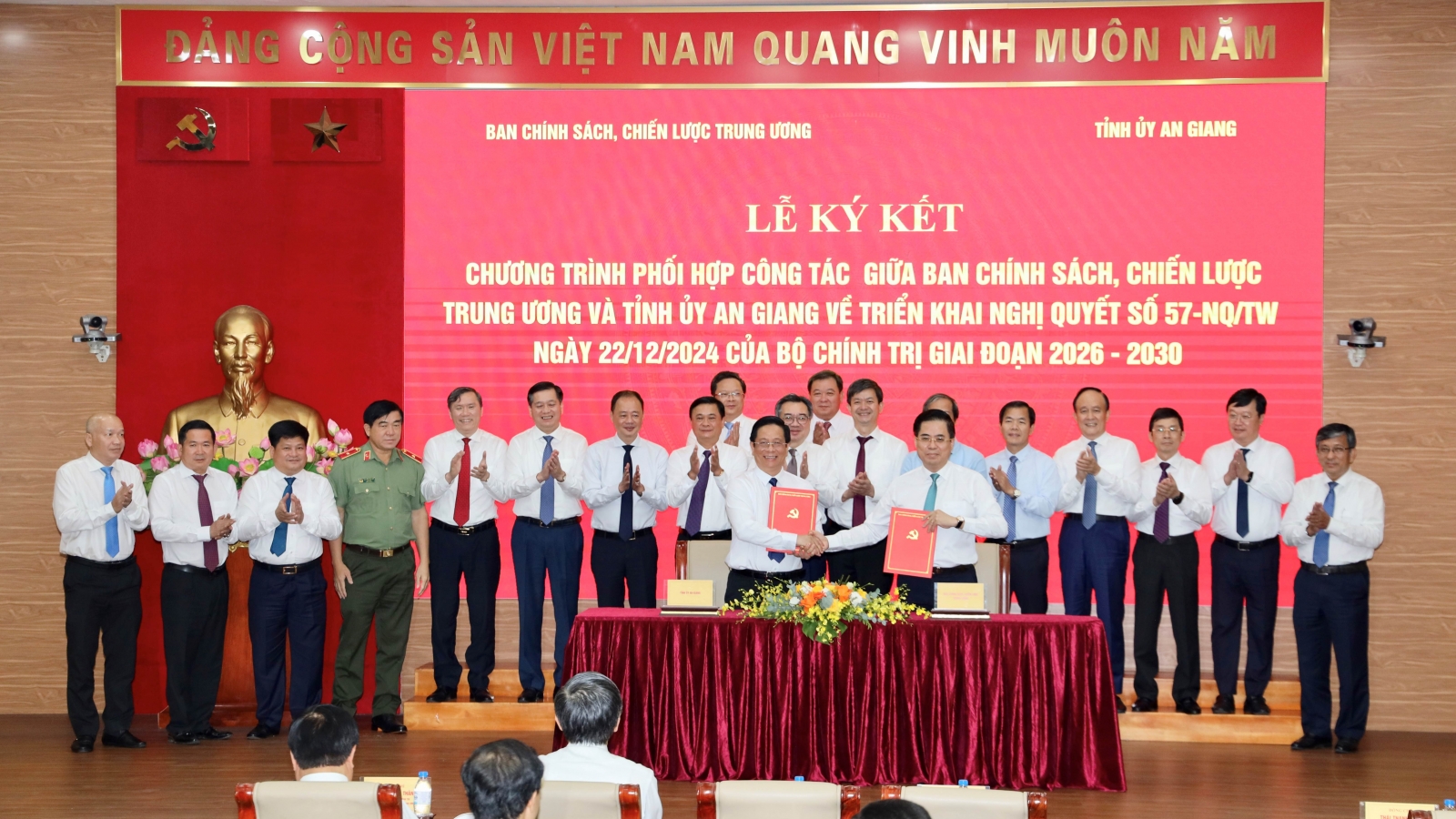 Ban Chính sách, chiến lược Trung ương ký kết chương trình phối hợp công tác