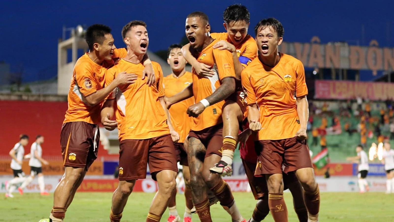 Bảng xếp hạng V-League mới nhất: HAGL thoát khỏi vị trí "đội sổ"