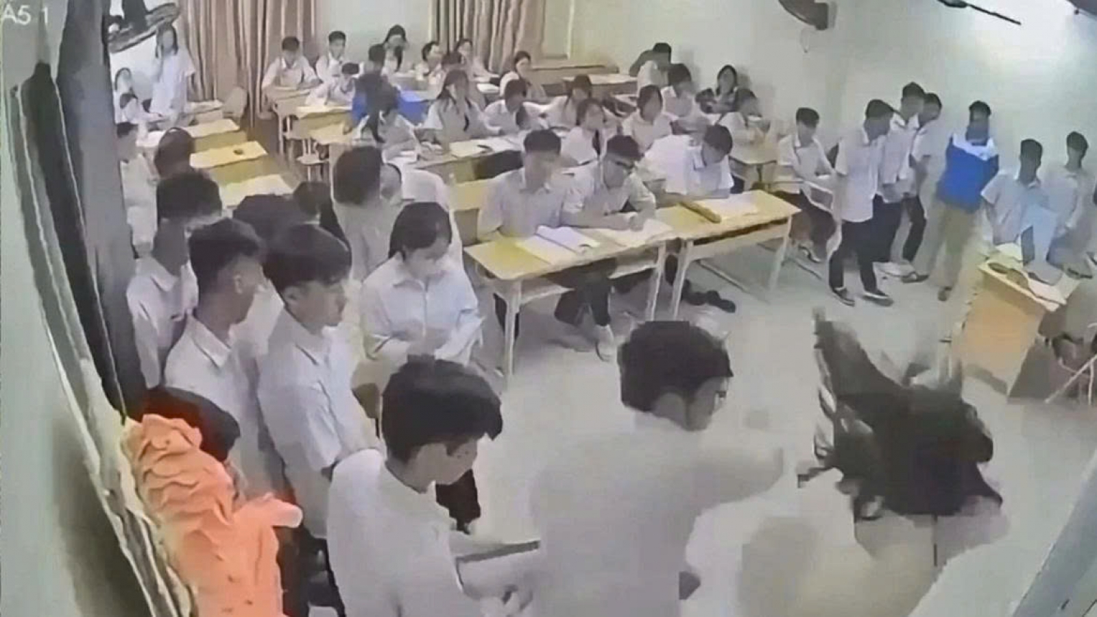 Bạo lực học đường: Ai bảo vệ người thầy?