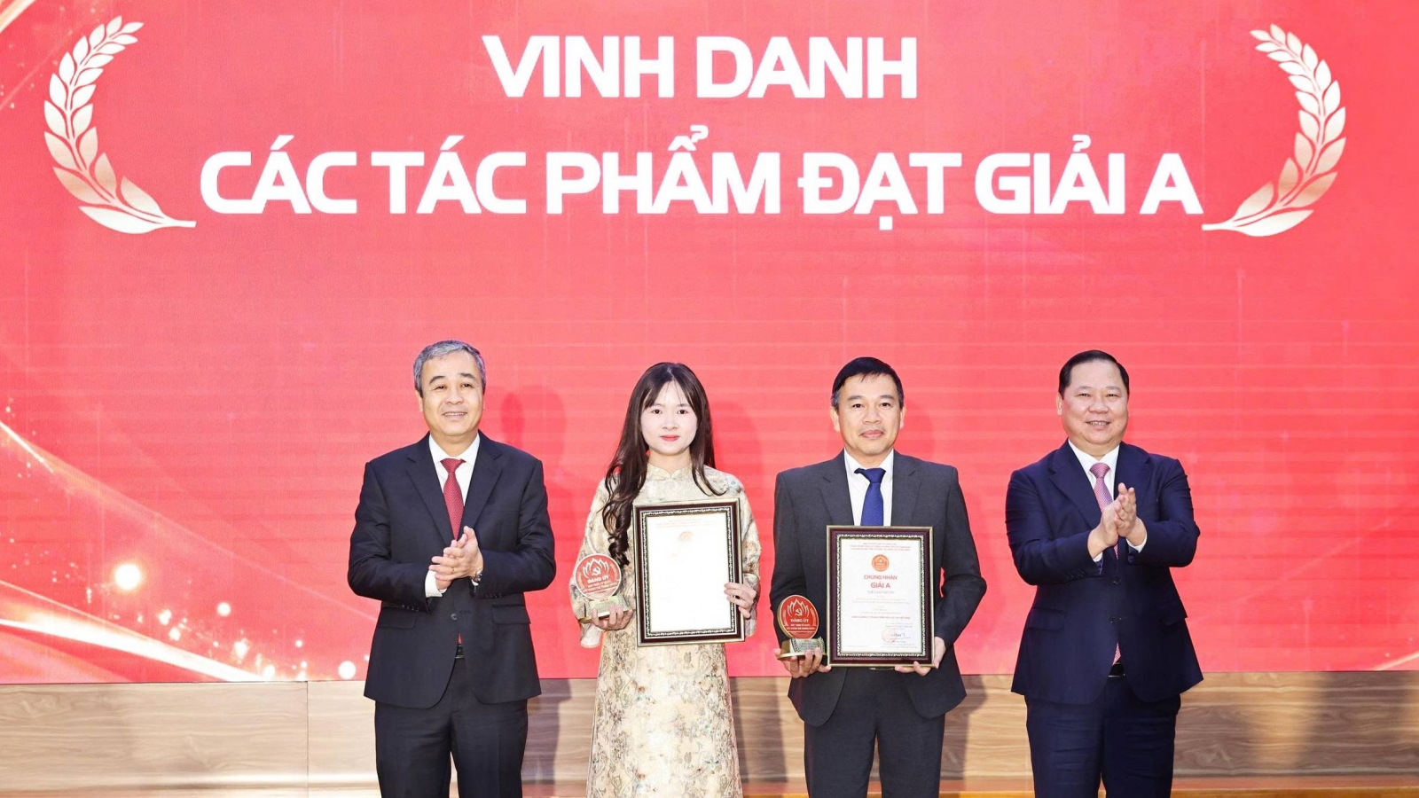 Hơn 10.000 tác phẩm dự thi chính luận bảo vệ nền tảng tư tưởng của Đảng