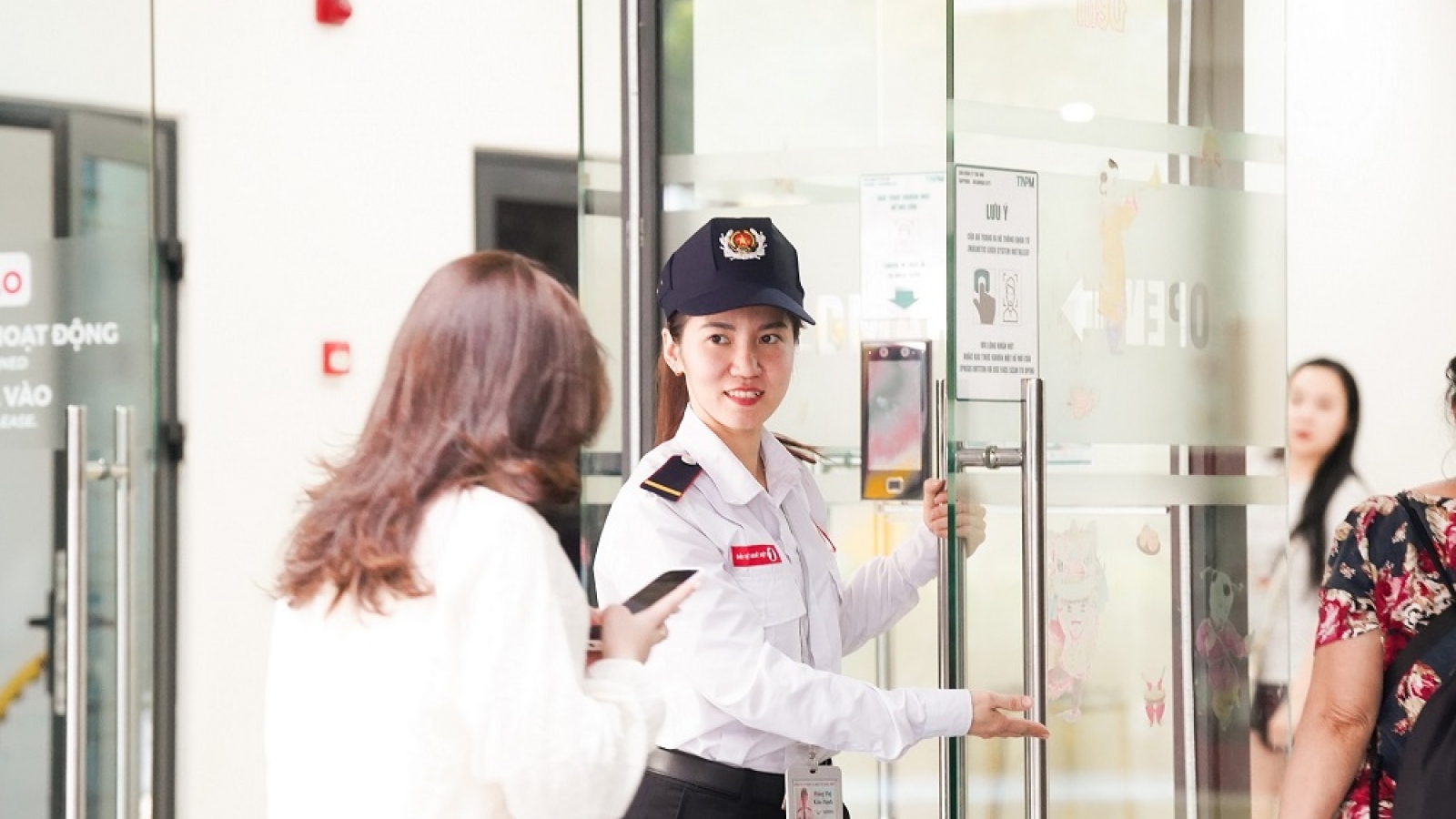 Những nữ an ninh góp sức giữ an toàn tòa nhà