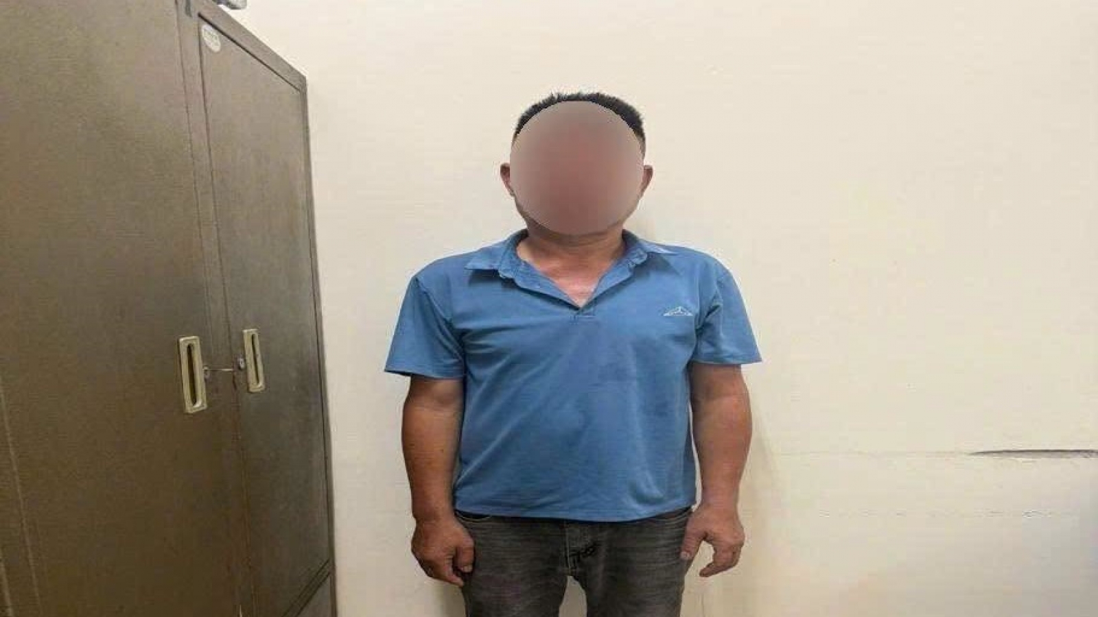 Công an làm việc với người đàn ông chặn đầu xe ô tô, bóp mũi tài xế ở Hà Nội