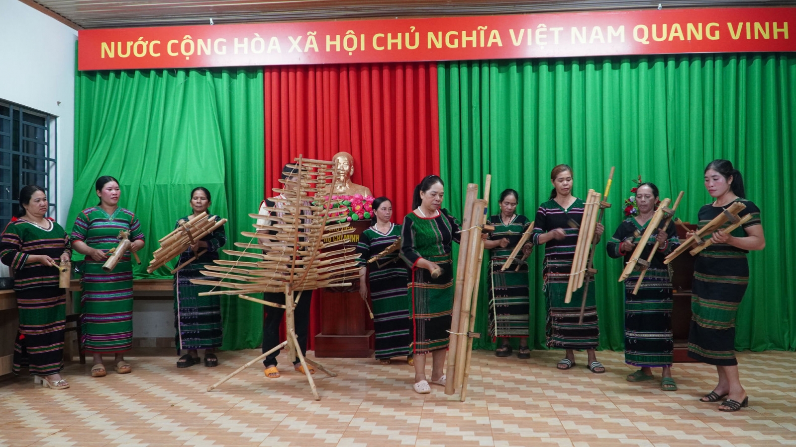 Phụ nữ M’nông giữ nhịp chiêng ƀon làng