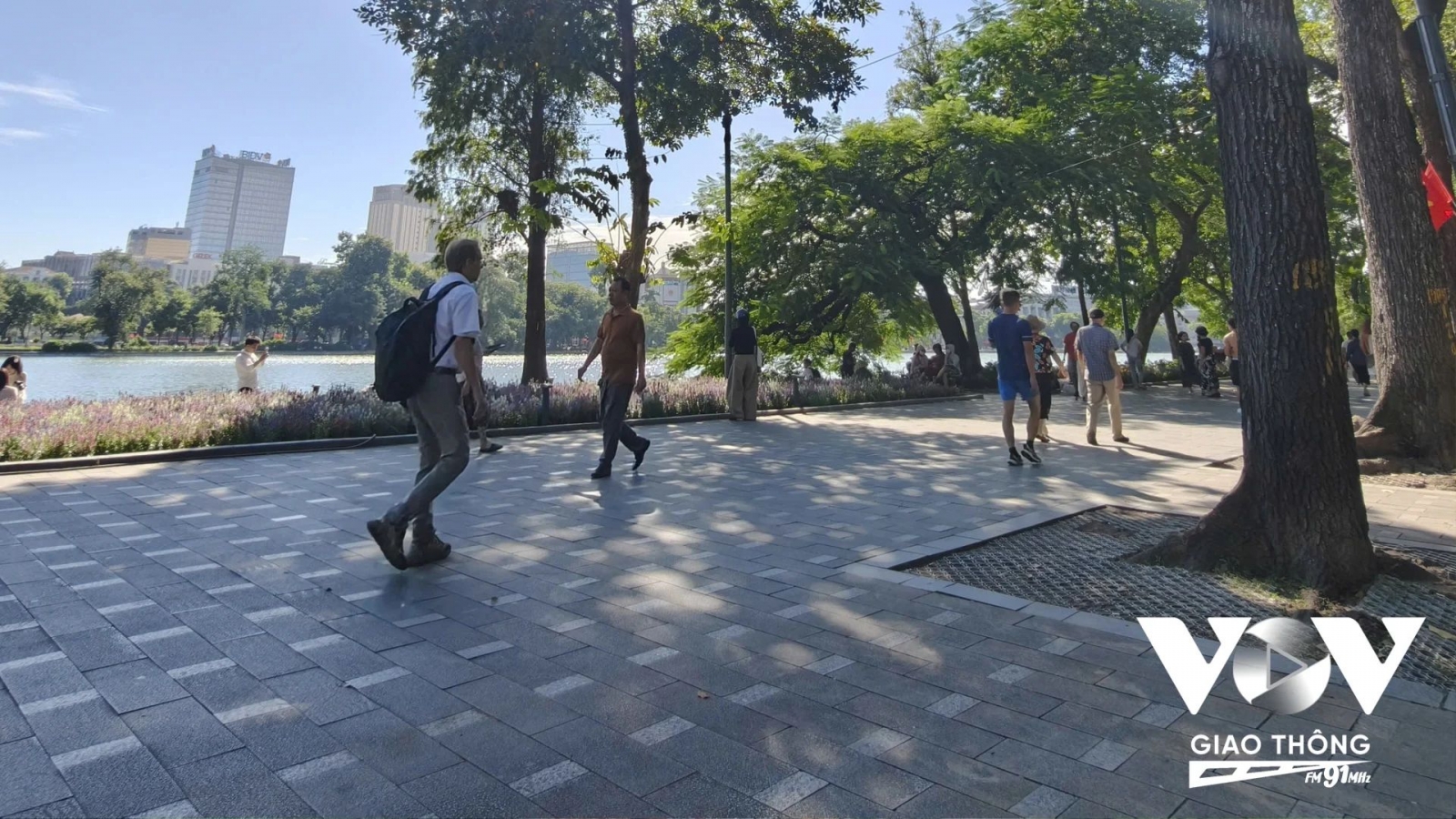 Hà Nội những ngày se lạnh, người dân chậm lại để cảm nhận hương phố
