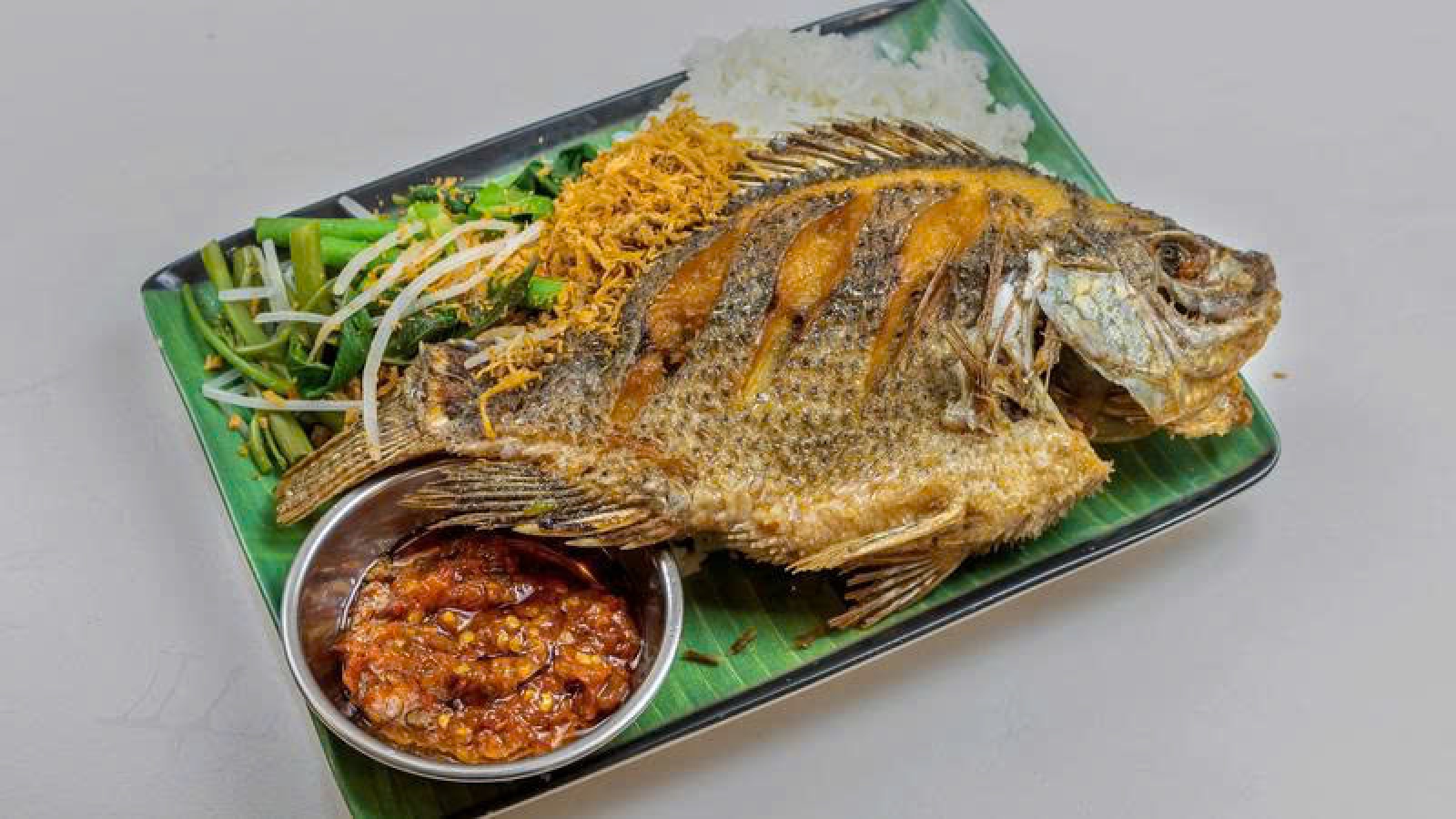 Thích ăn cá chiên, làm sao để bớt dầu mỡ và muối?