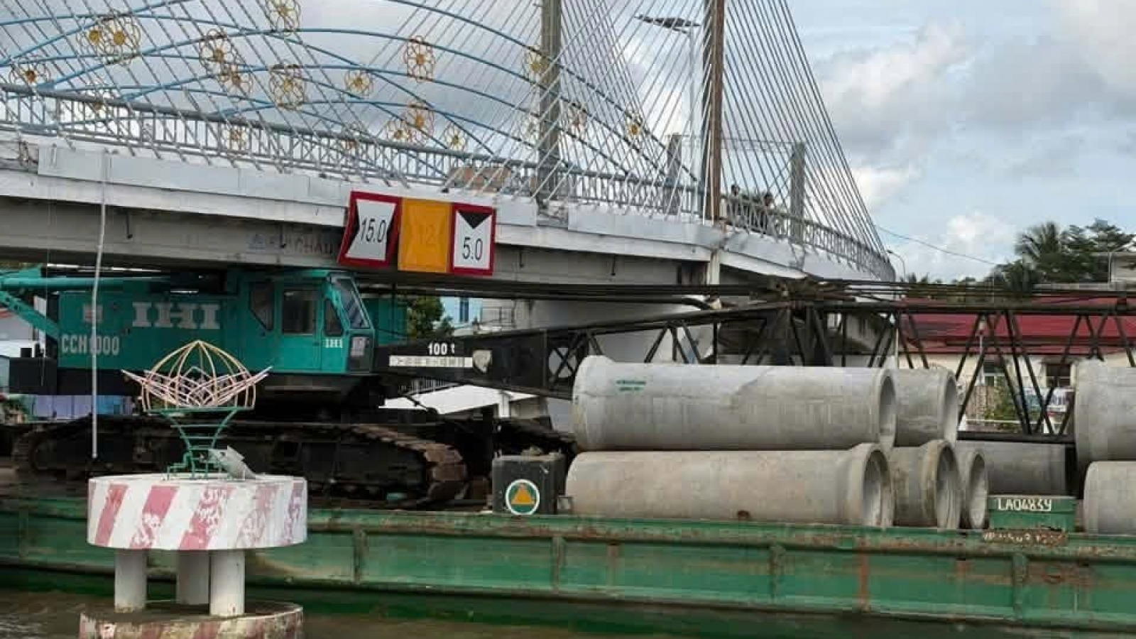 Cà Mau đưa ra 3 phương án khắc phục cầu bị sà lan đâm lệch