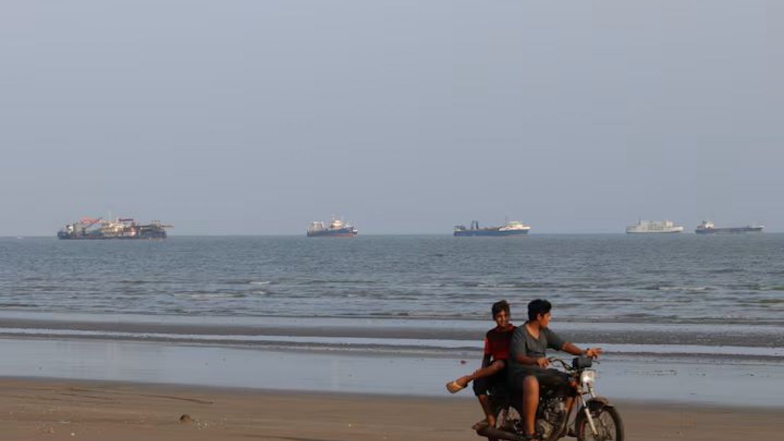 Thêm tàu dầu trúng thủy lôi và phát nổ tại eo biển Hormuz
