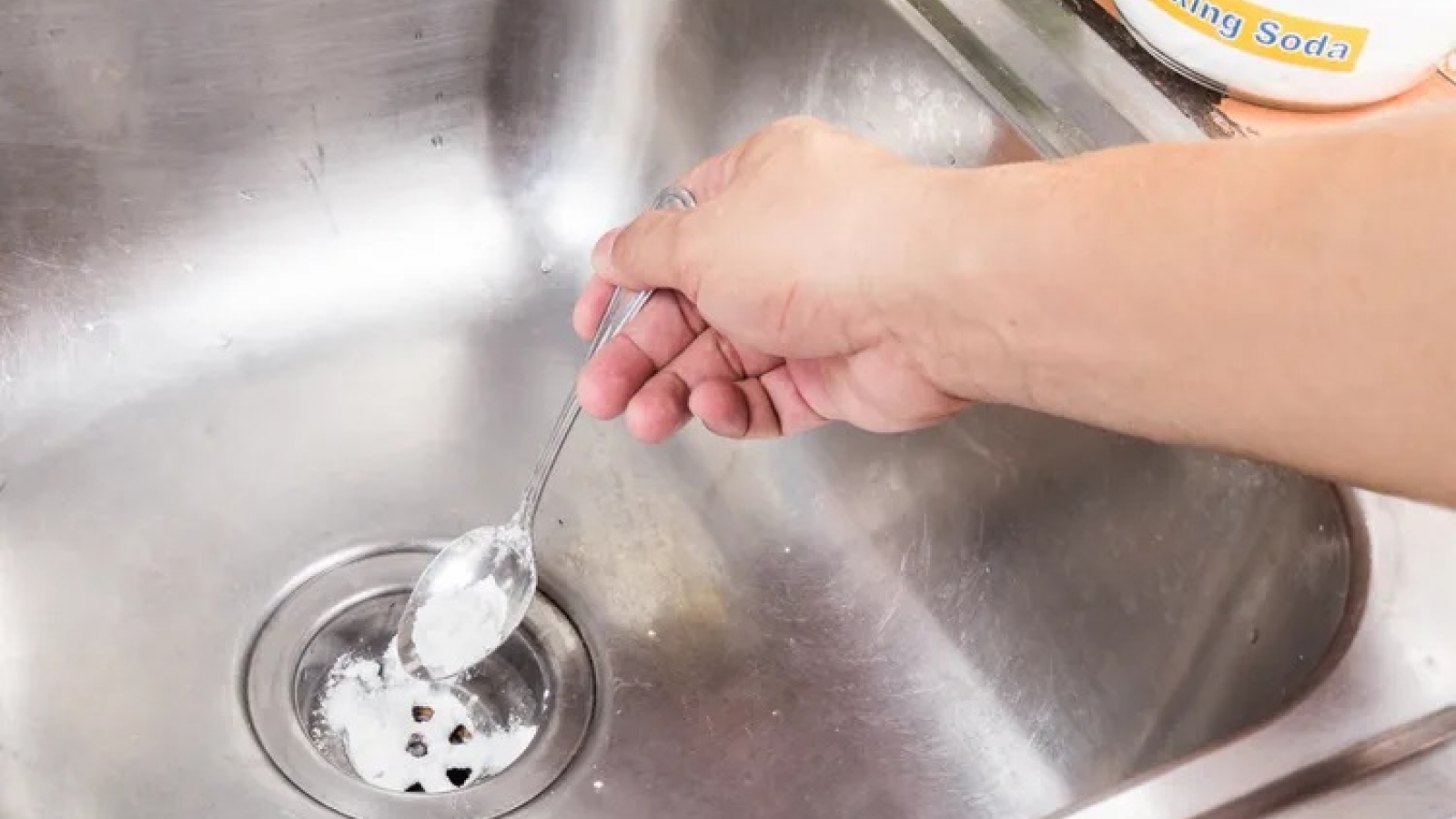 Vì sao không nên trộn baking soda và giấm để làm sạch ống thoát nước?