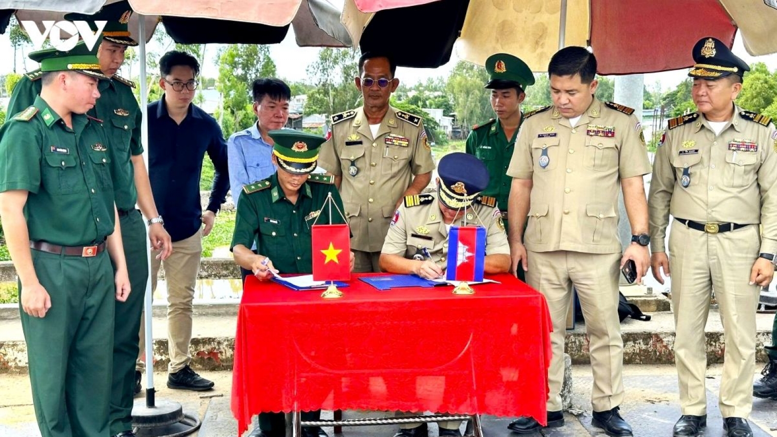 Dong Thap receives 32 Vietnamese citizens from Cambodia