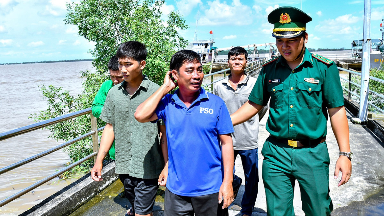 Bộ đội Biên phòng Cần Thơ cứu kịp thời 4 ngư dân gặp nạn trên biển