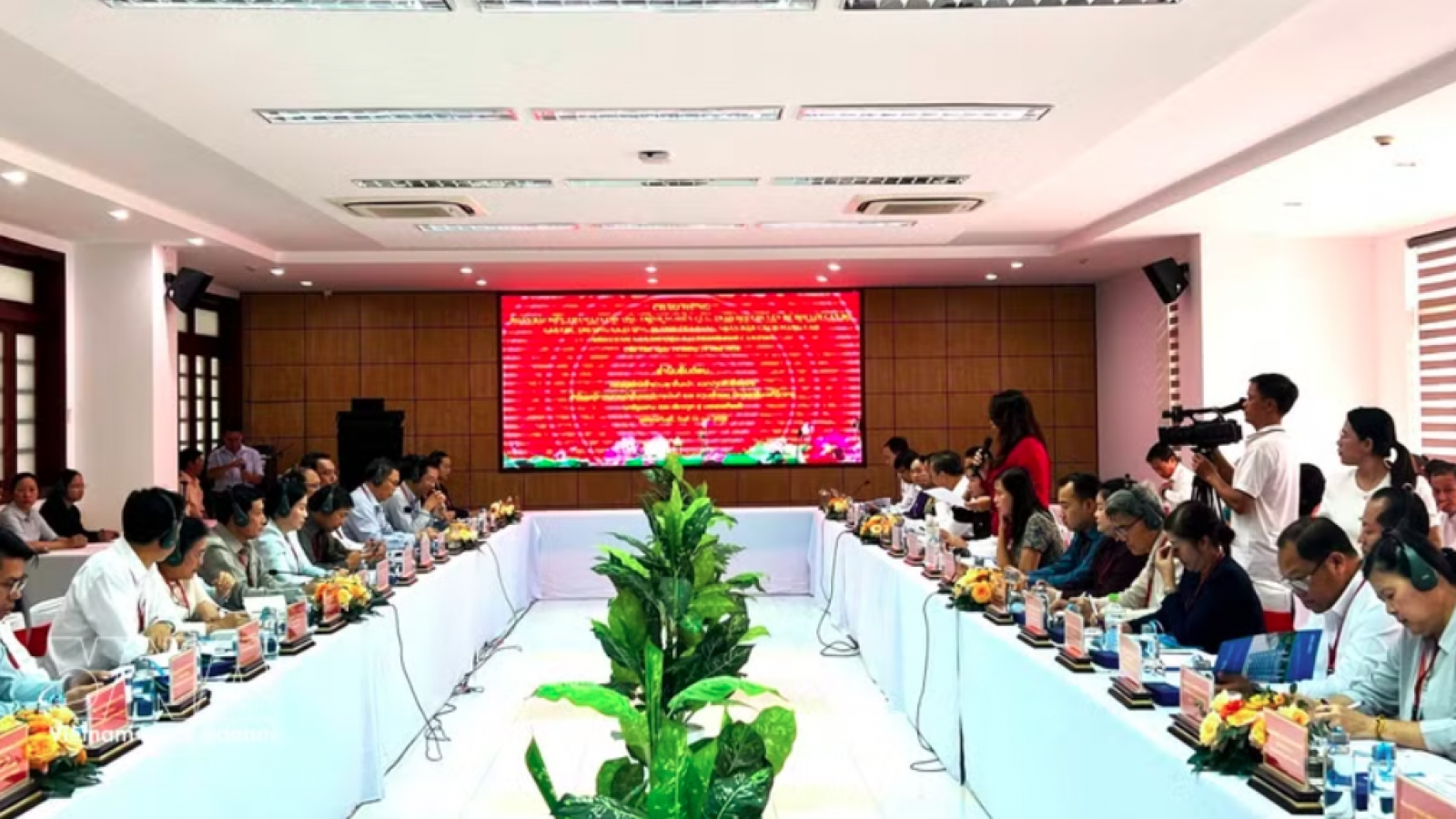 Can Tho, Lao localities step up cooperation in human resources development