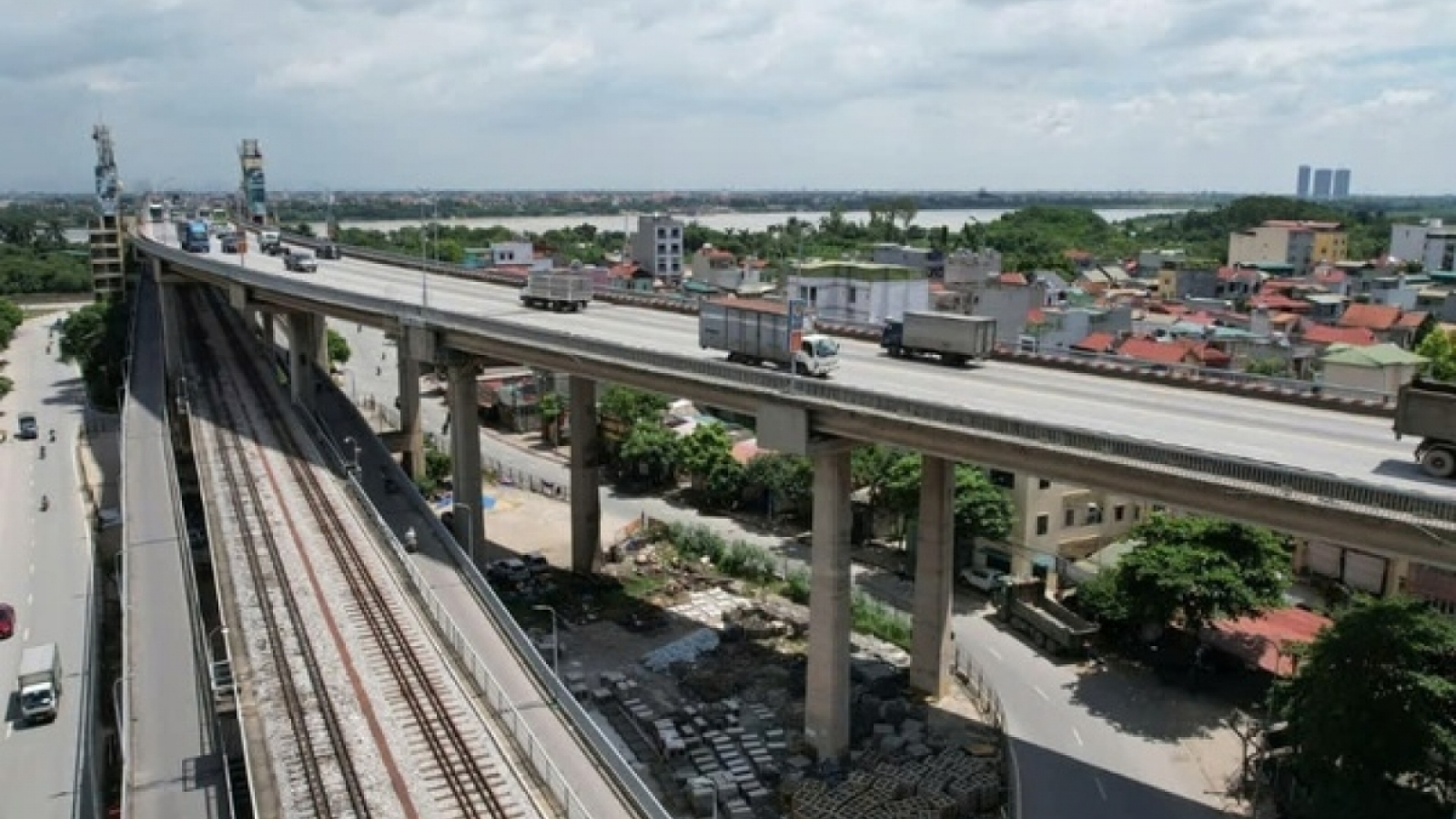 Hà Nội phân luồng giao thông vào ban đêm để sửa chữa cầu Thăng Long