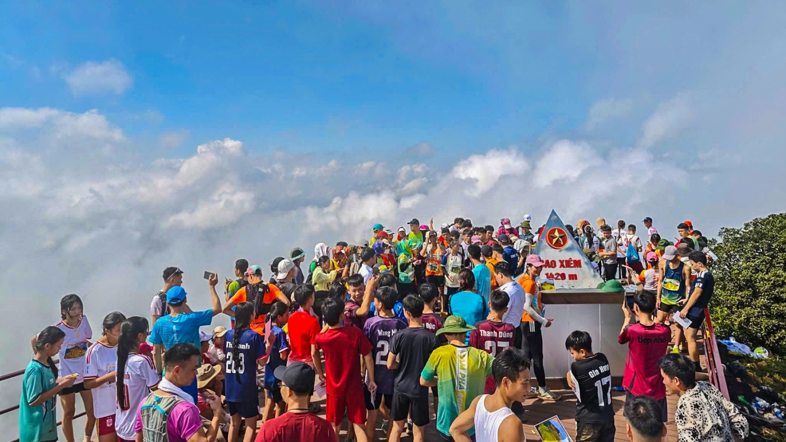 Gần 700 người chinh phục đỉnh Cao Xiêm - camping đón Mùa vàng Lục Hồn (Quảng Ninh)