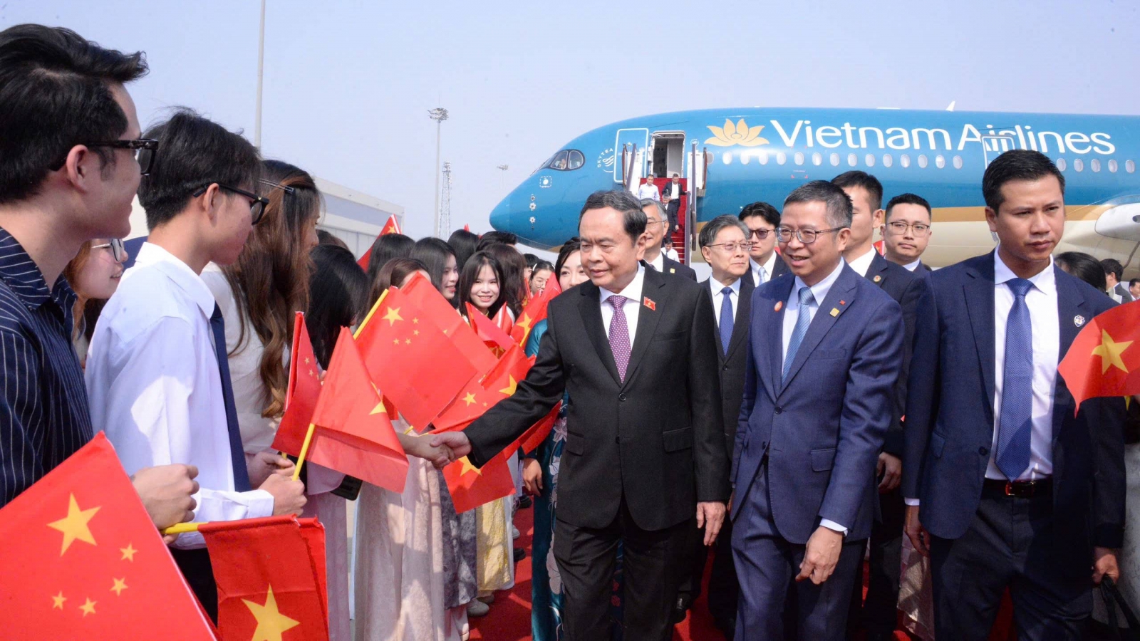 Chủ tịch Quốc hội đến Thủ đô Bắc Kinh, bắt đầu chuyến thăm chính thức Trung Quốc