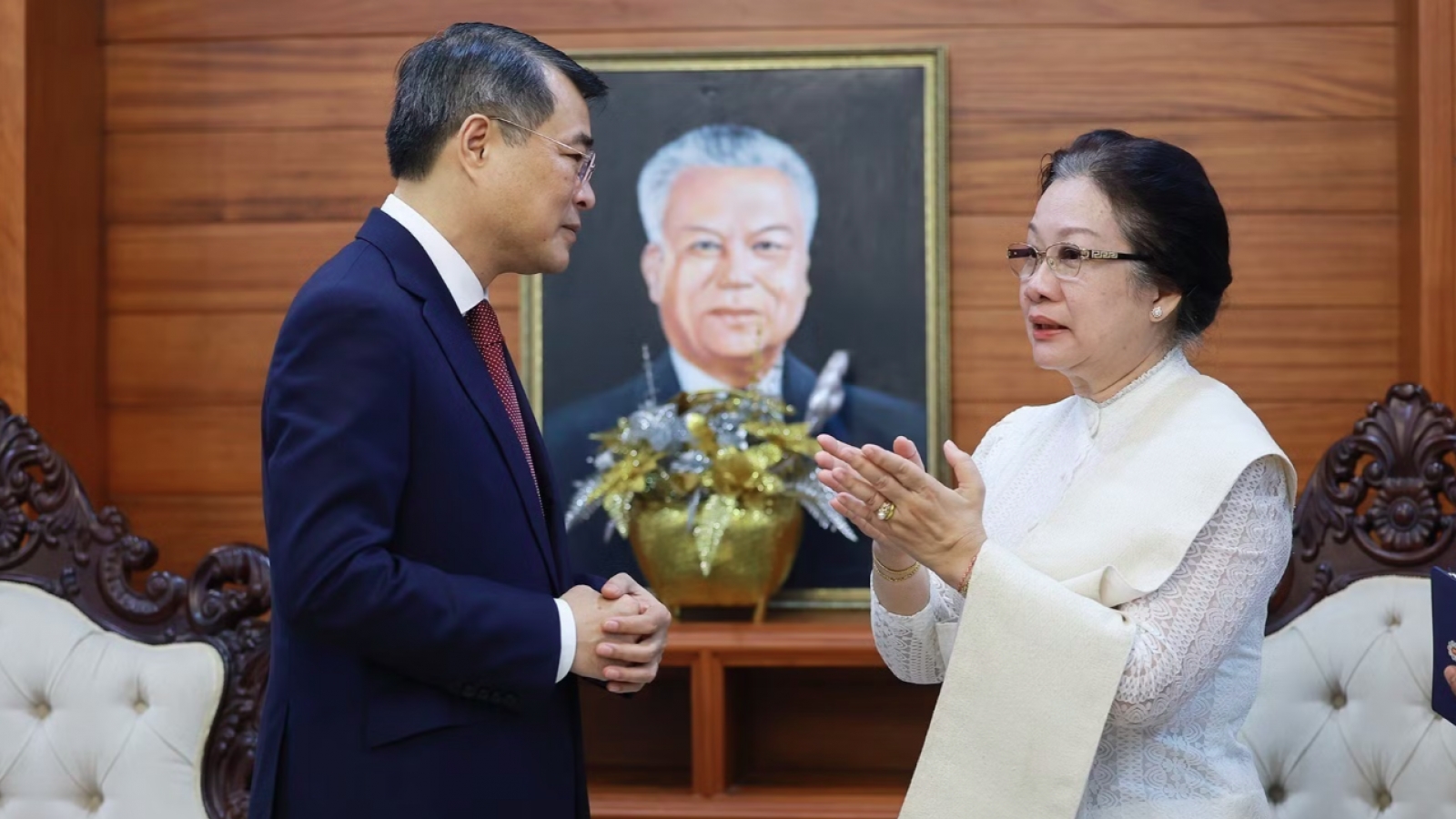 Thủ tướng Lê Minh Hưng thăm gia đình Cố Chủ tịch Quốc hội Lào Xaysomphone Phomviha