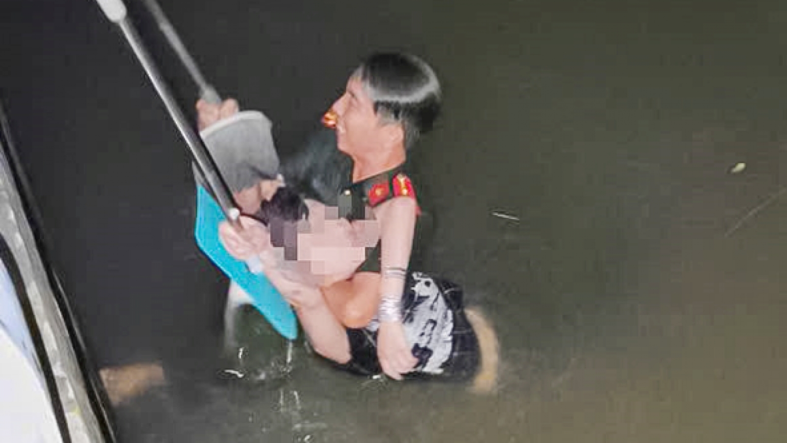 Đại úy công an ở Cần Thơ lao xuống rạch cứu cô gái trong đêm