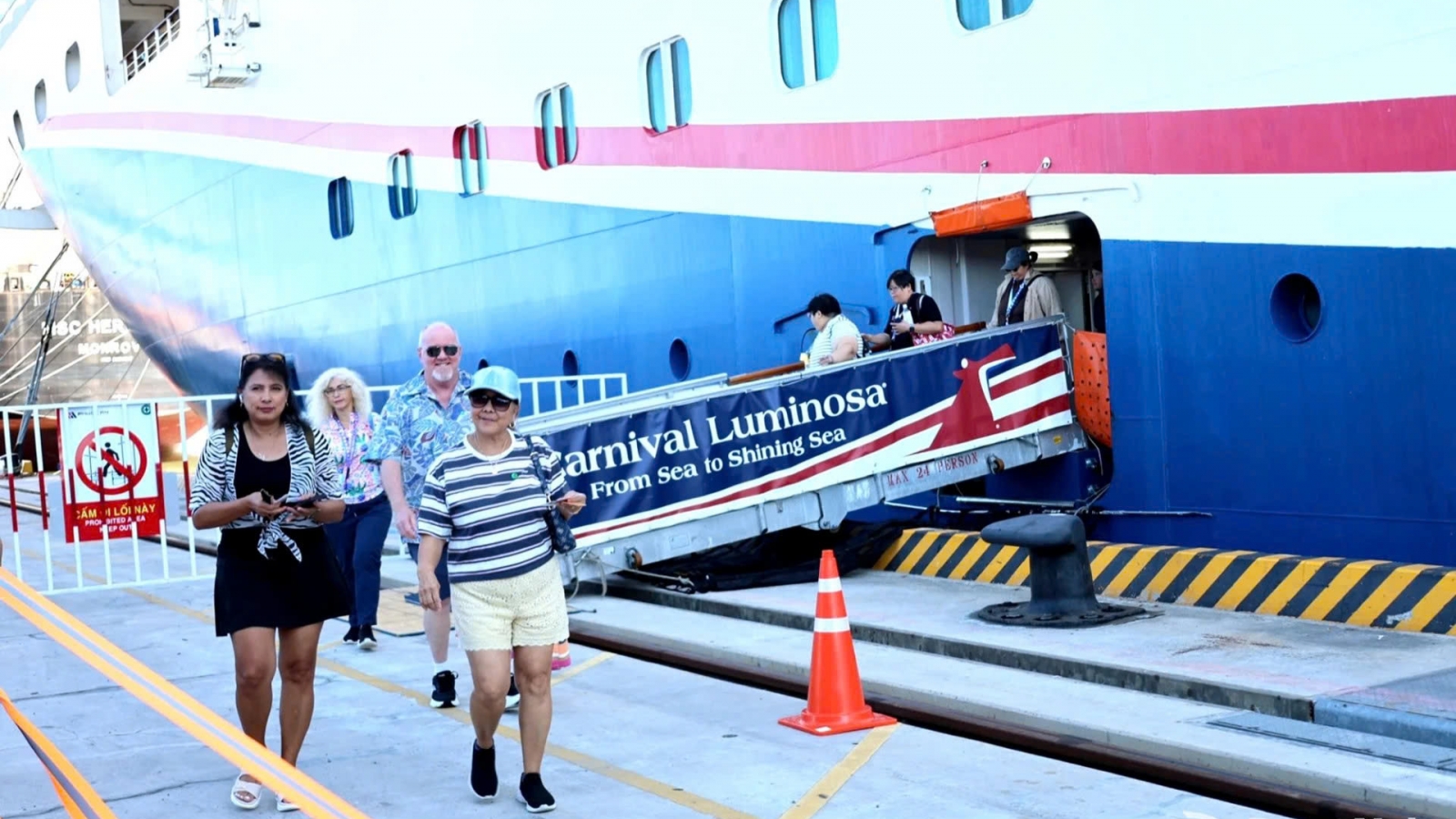 Carnival Luminosa brings more than 2,000 tourists to Phuoc An Port