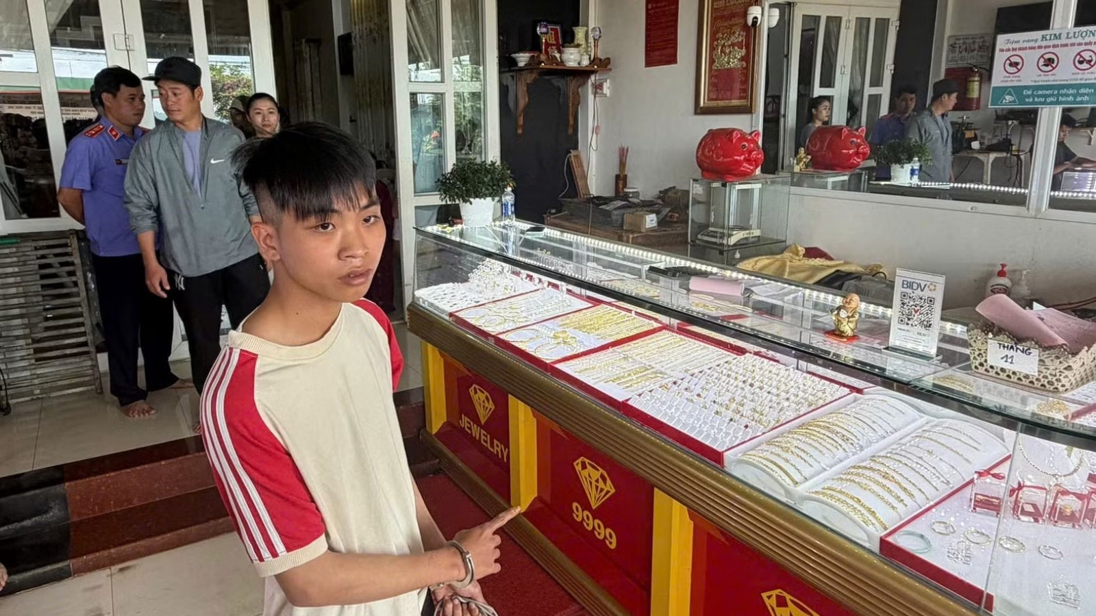 Nóng 24h ngày 5/10: Nhiều giờ truy bắt kẻ cướp tiệm vàng