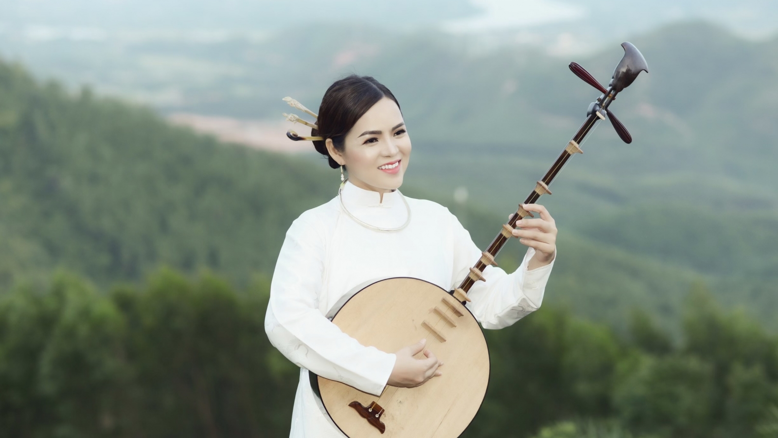 Huế trầm mặc qua tiếng đàn nguyệt và giọng hát Mai Chung