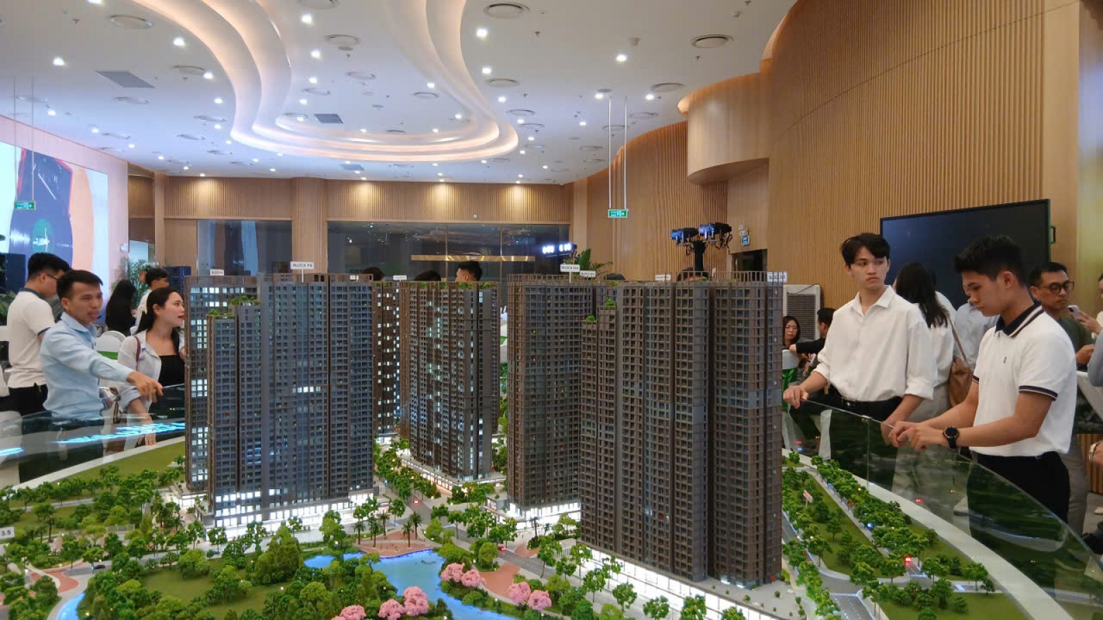 Chờ "bắt đáy" bất động sản, vì sao người mua vẫn chưa xuống tiền?