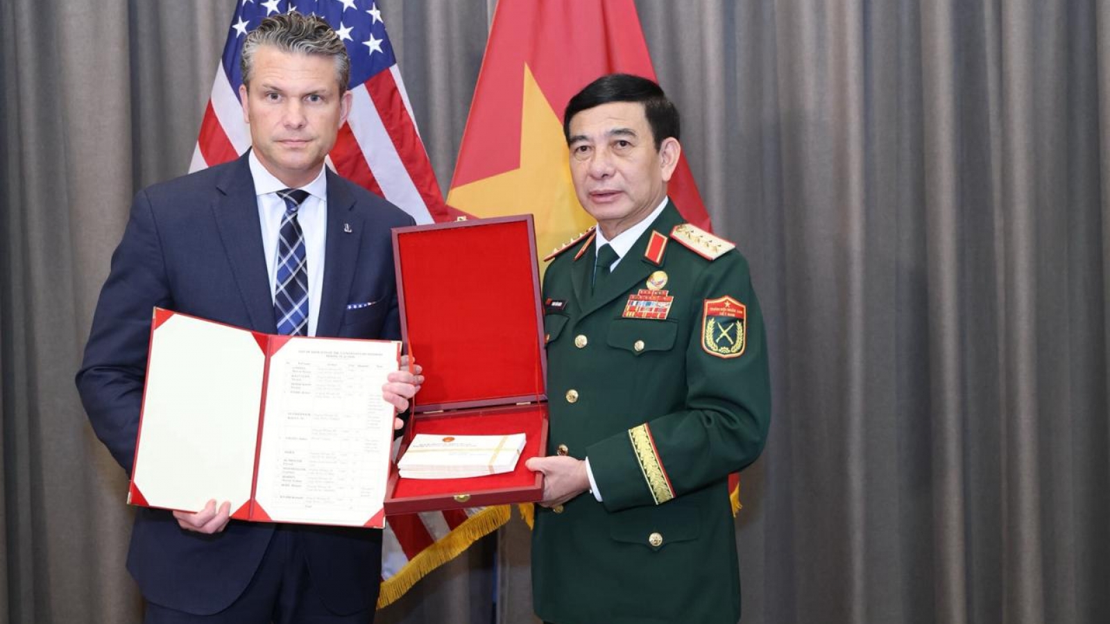 Đại tướng Phan Văn Giang gặp Bộ trưởng Bộ Chiến tranh Hoa Kỳ Pete Hegseth