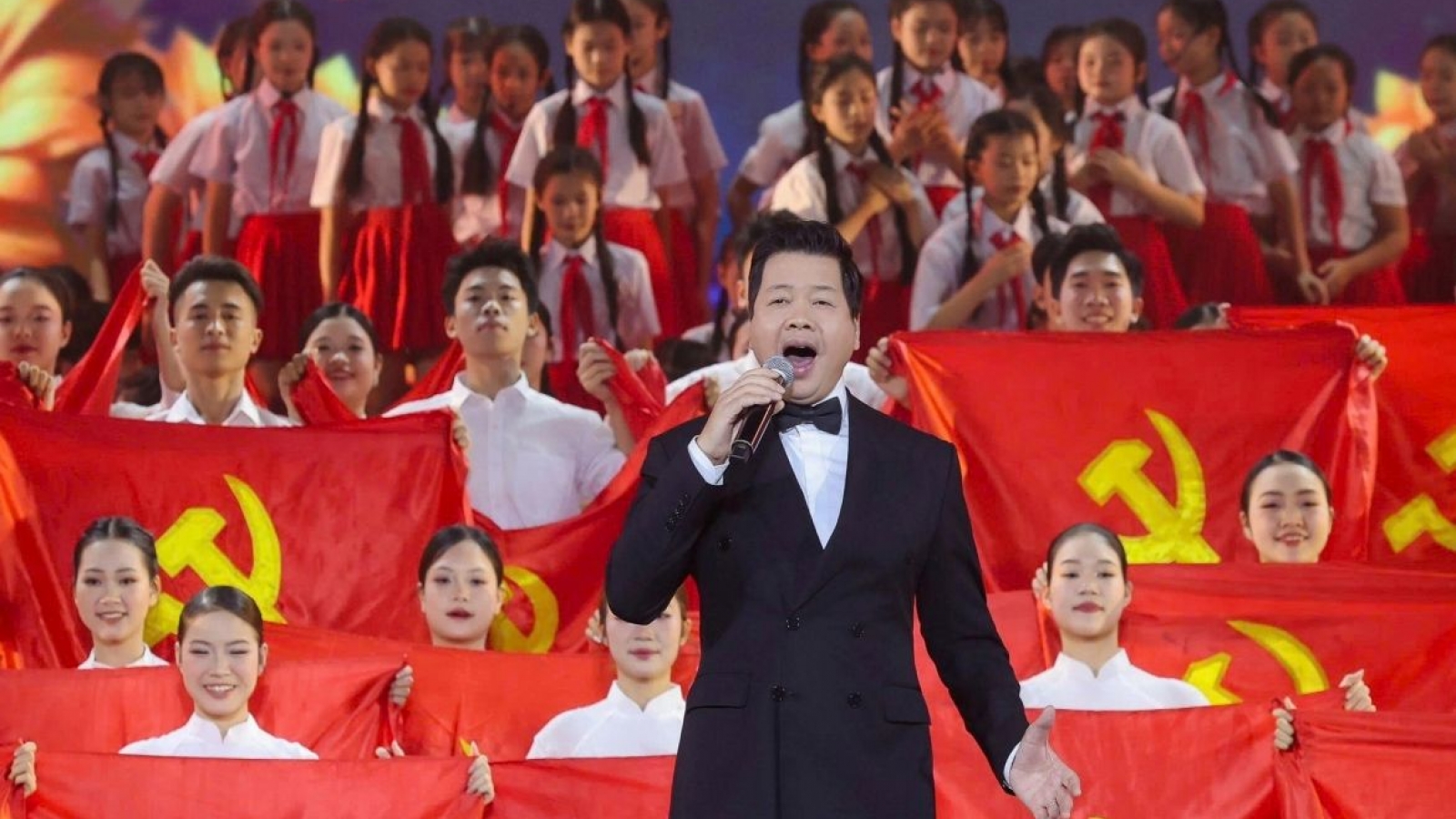 Top Vietnamese singers to headline national unity concert on Nov. 1