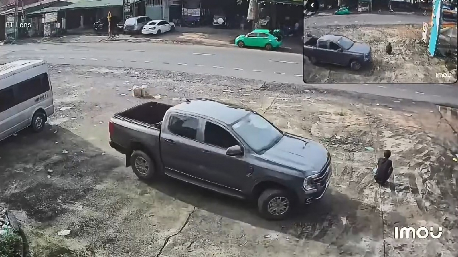 Người đàn ông đang ngồi trong sân bị ô tô bán tải tông tử vong