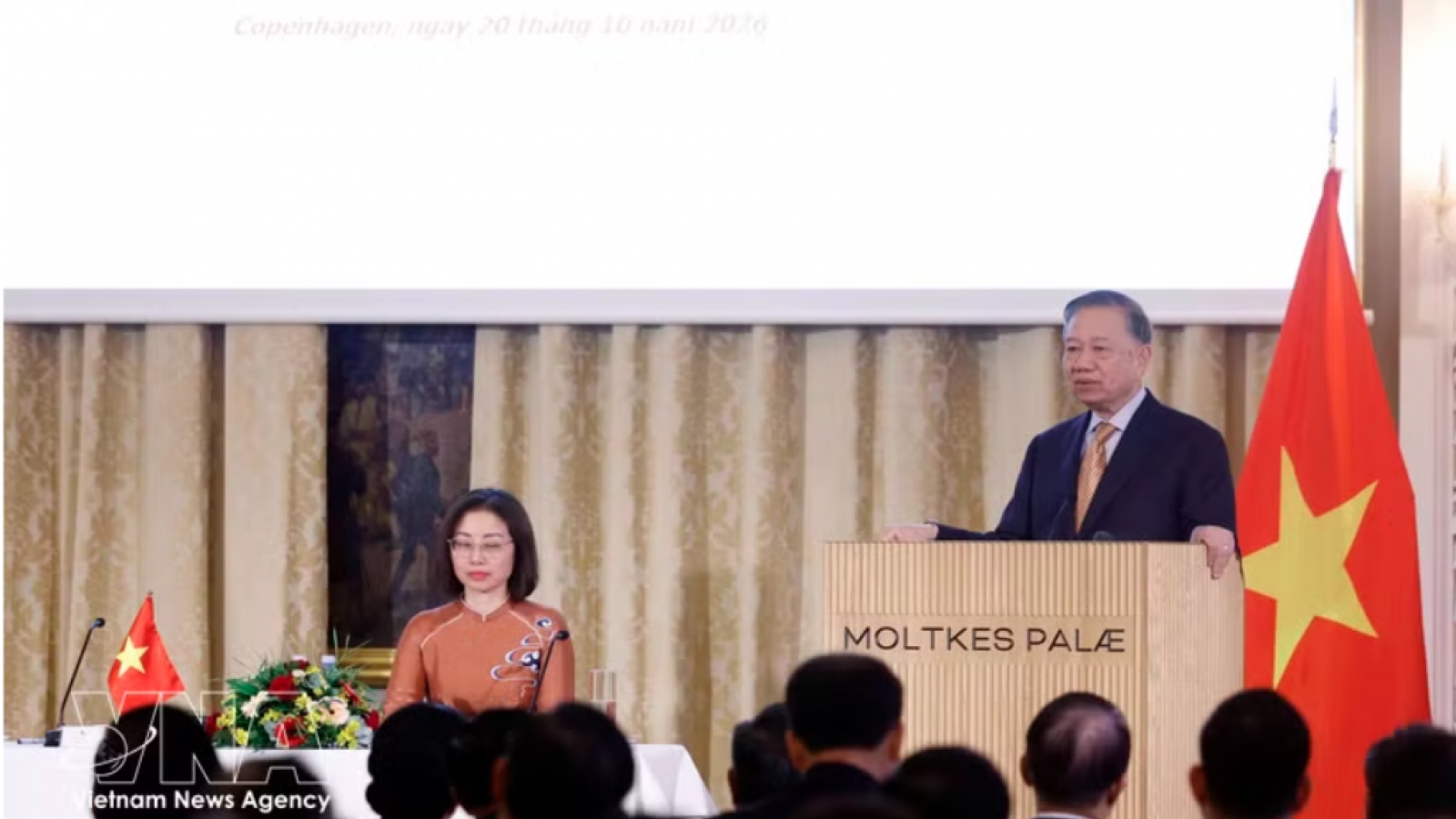 Top leader meets embassy staff, Vietnamese communities in Denmark, Iceland, Sweden