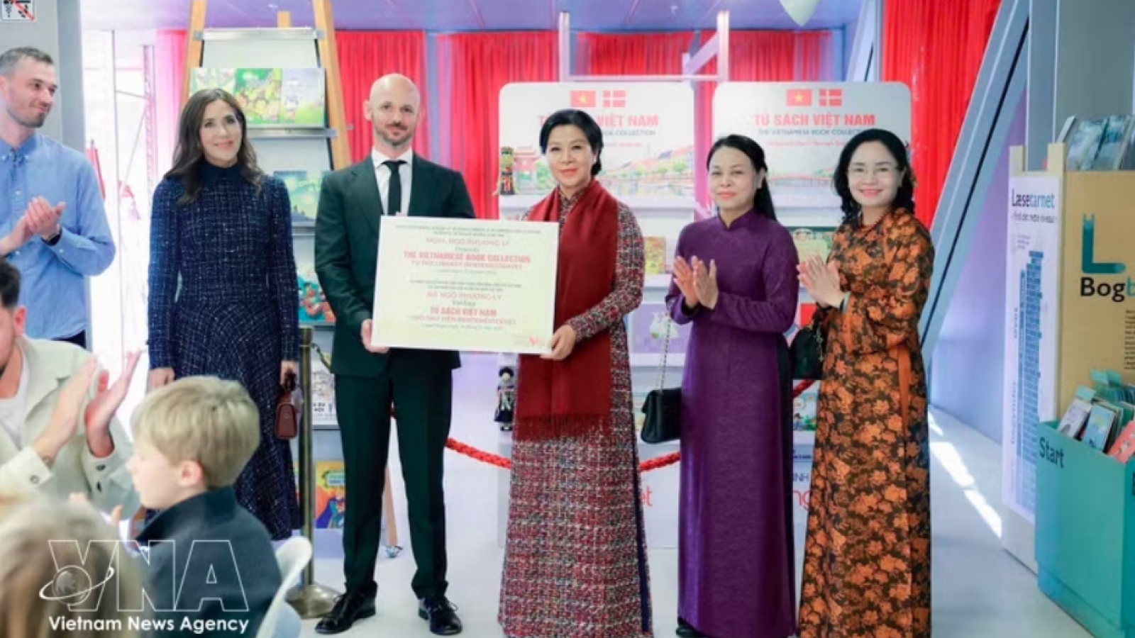 Vietnam's first lady, Danish Queen present Vietnamese books to Copenhagen library