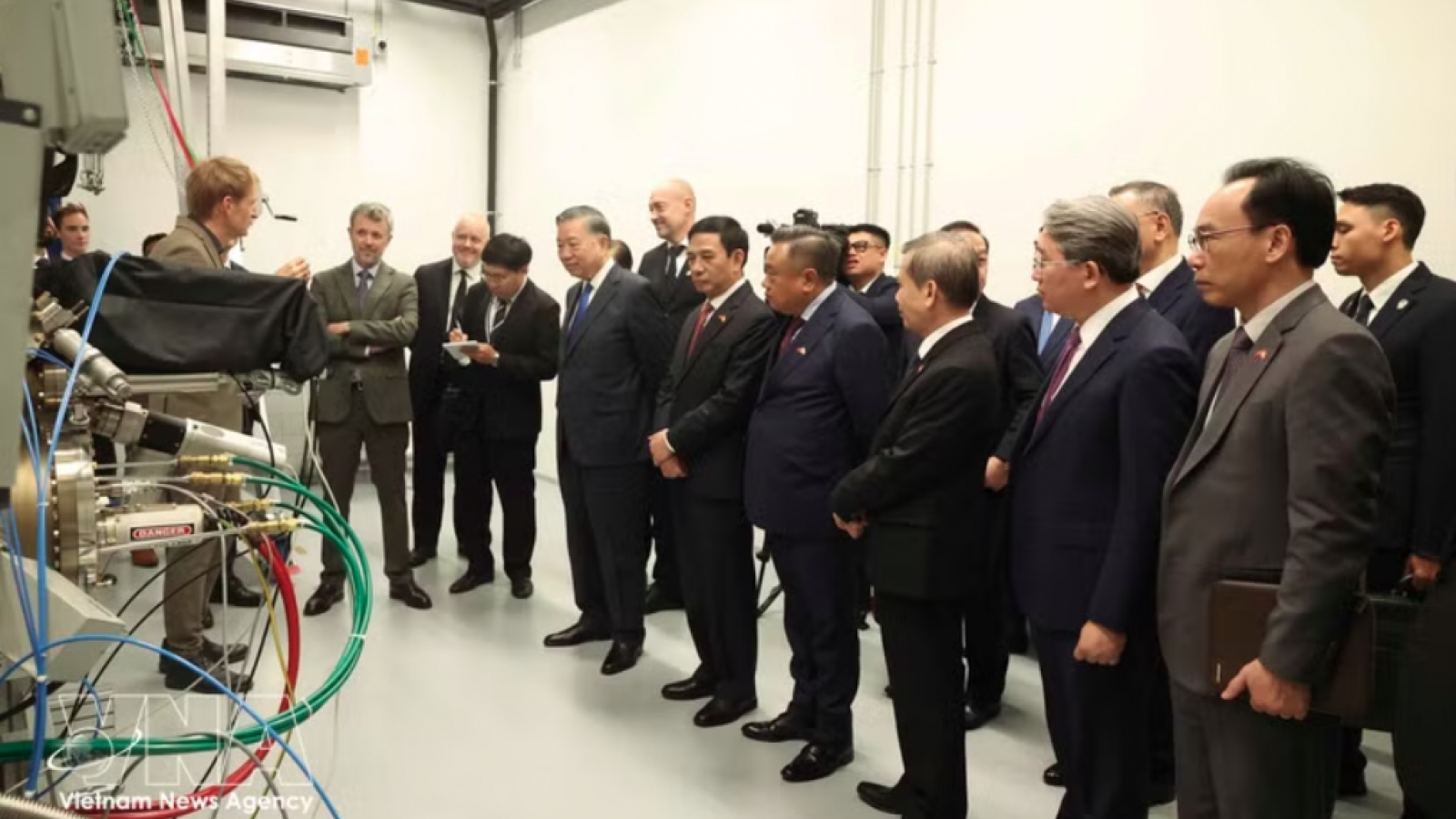 Top Vietnamese leader visits Niels Bohr Institute in Denmark
