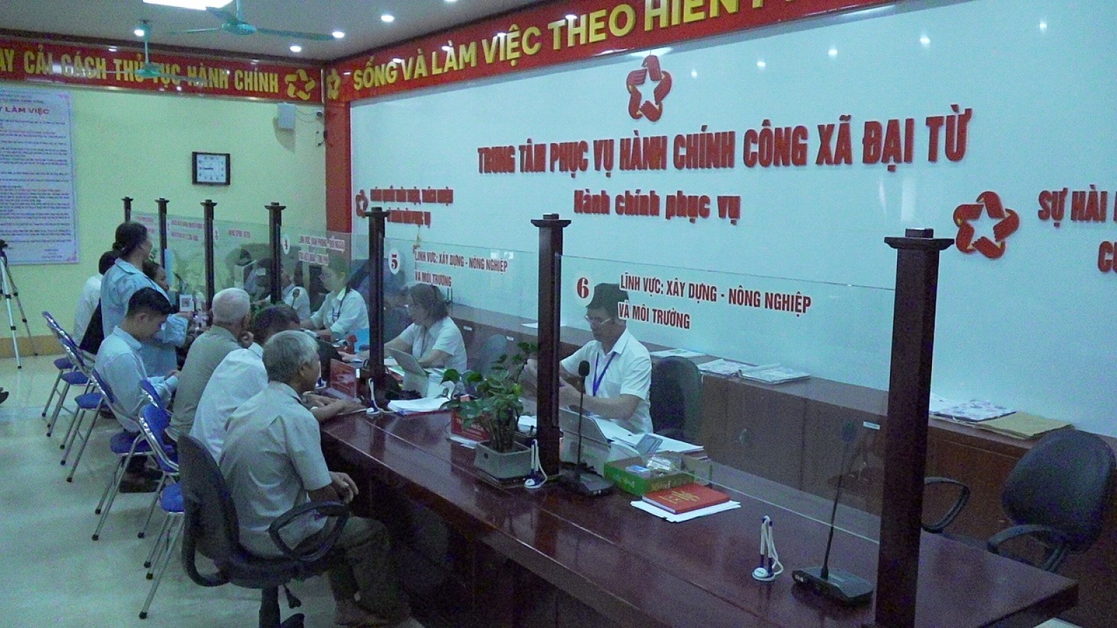 Dịch vụ công trực tuyến: Người dân loay hoay, cán bộ phải hướng dẫn nhiều lần