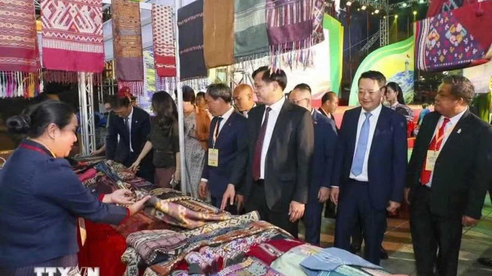 Dien Bien fair promotes Vietnam-Laos -China trade links