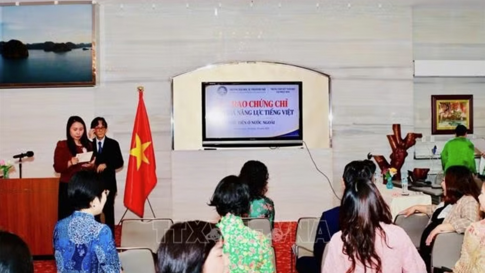 Candidates awarded certificates for Vietnamese language proficiency test in Japan
