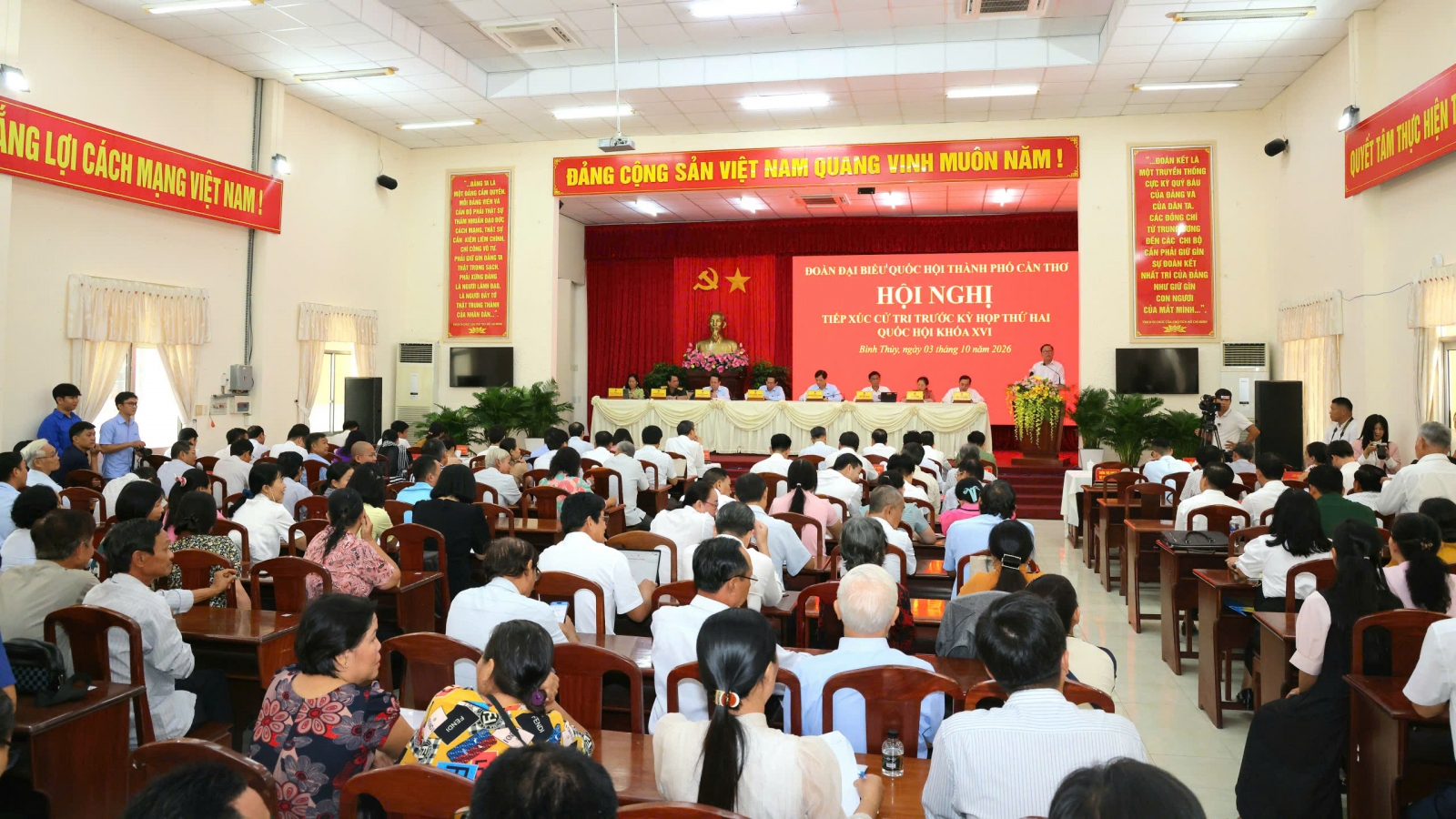 Đoàn đại biểu Quốc hội Thành phố Cần Thơ tiếp xúc cử tri trước Kỳ họp thứ hai