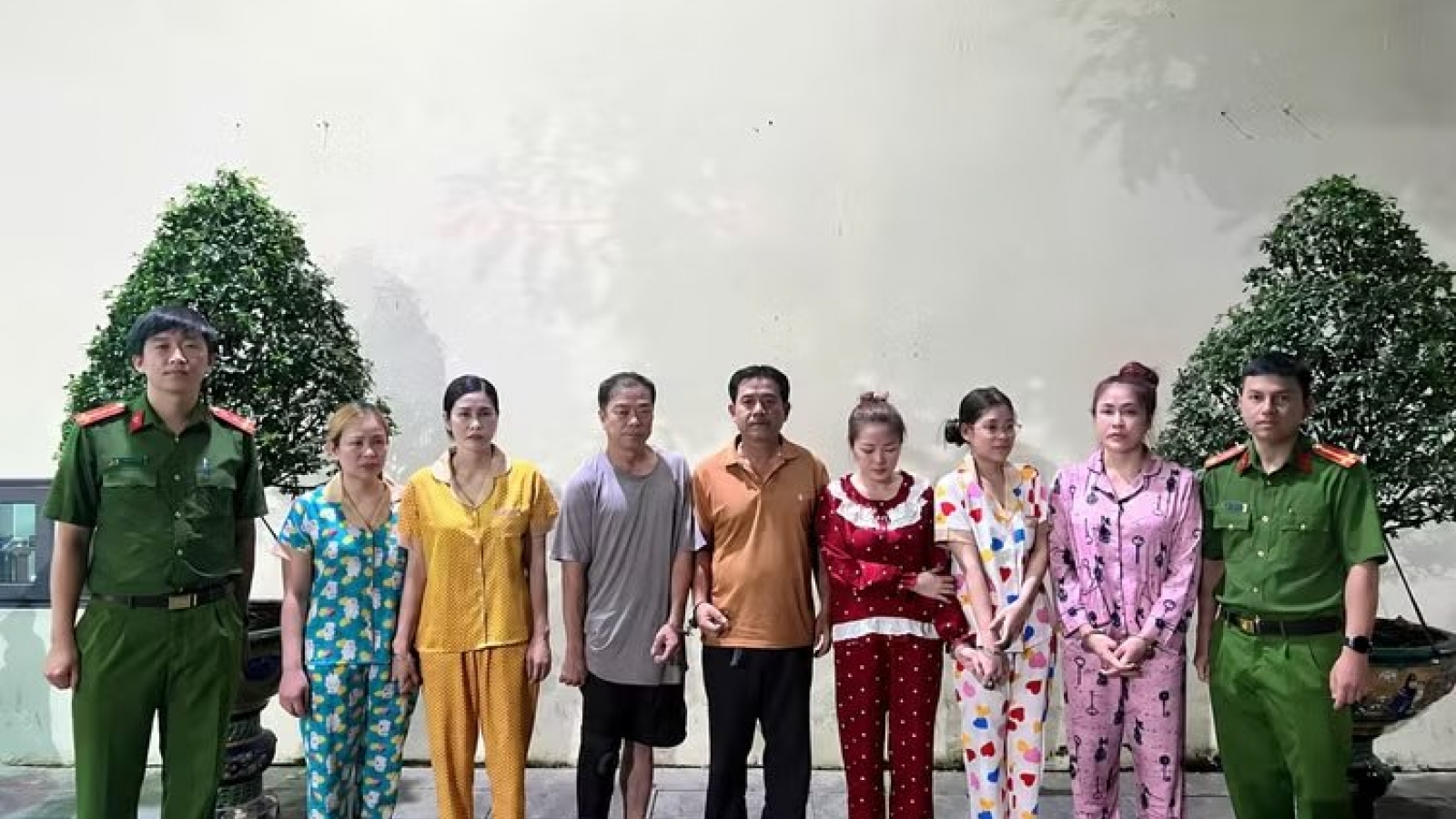 Công an kiểm tra 2 quán karaoke, phát hiện đường dây cá độ bóng đá
