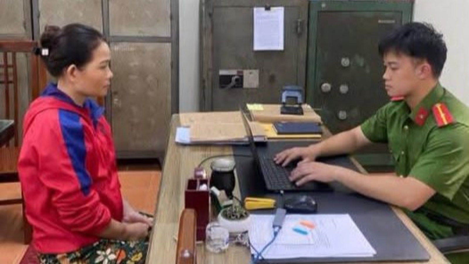 Khởi tố người phụ nữ ép con trai của người tình uống thuốc chuột