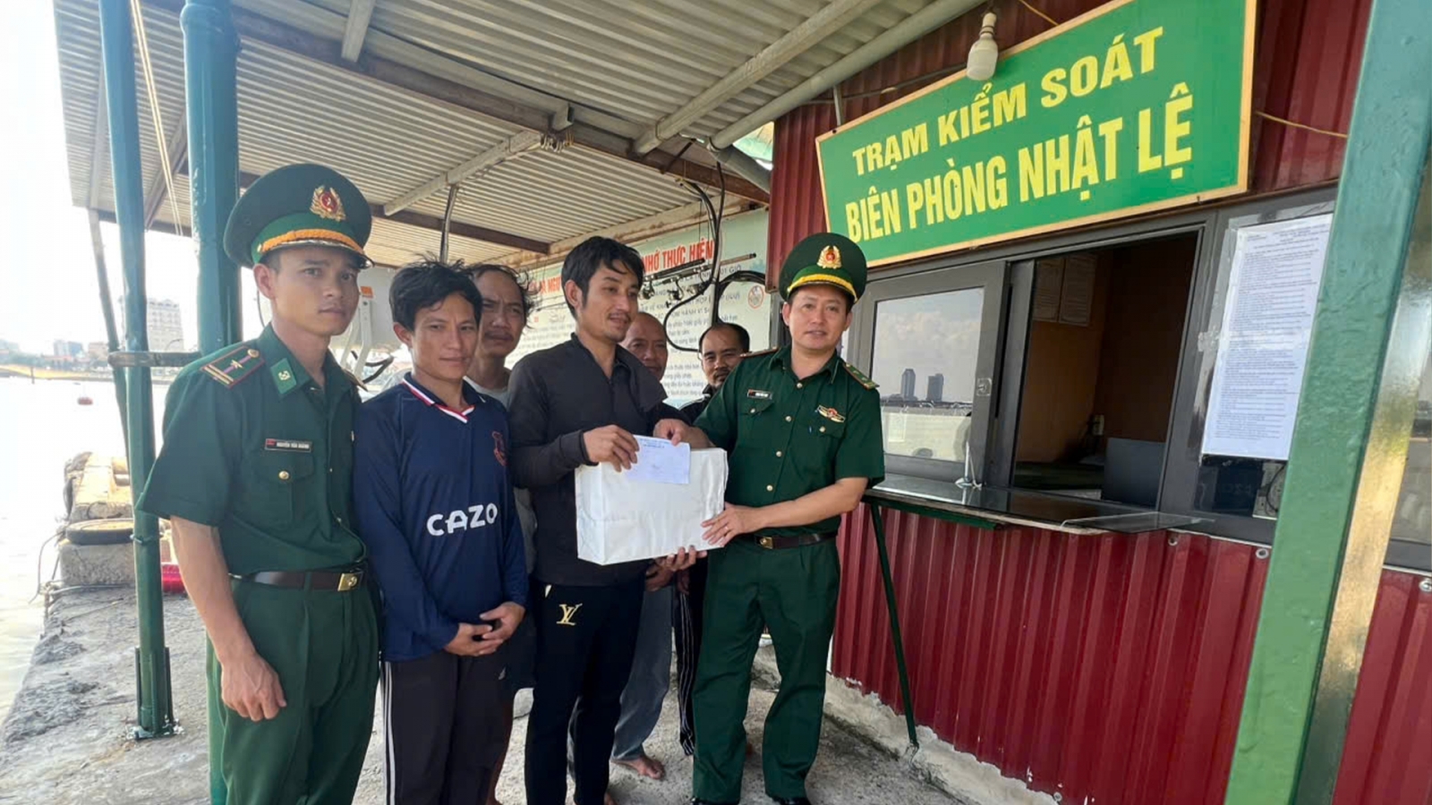 Cứu 5 ngư dân Nghệ An trôi dạt trên biển vì chìm tàu cá