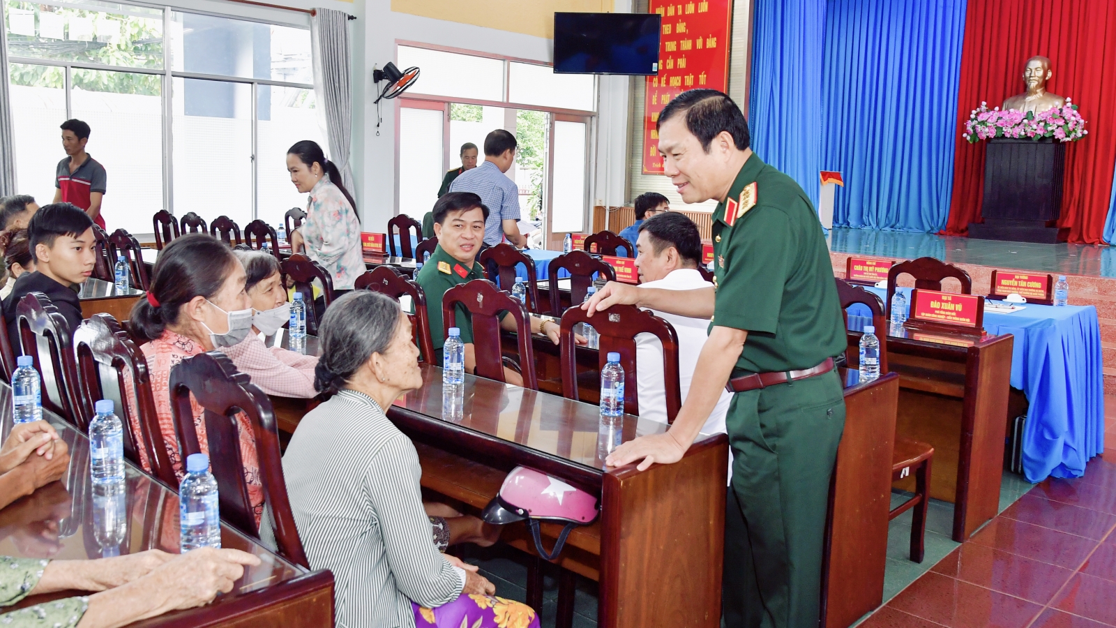 Đại tướng Nguyễn Tân Cương tiếp xúc cử tri, tặng quà tại Đồng Tháp