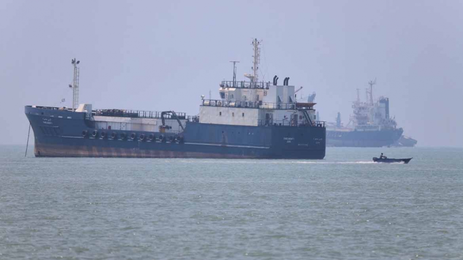 Iran nhận thư từ Phó Tổng thống Mỹ, 4 tàu dầu bốc cháy tại eo biển Hormuz