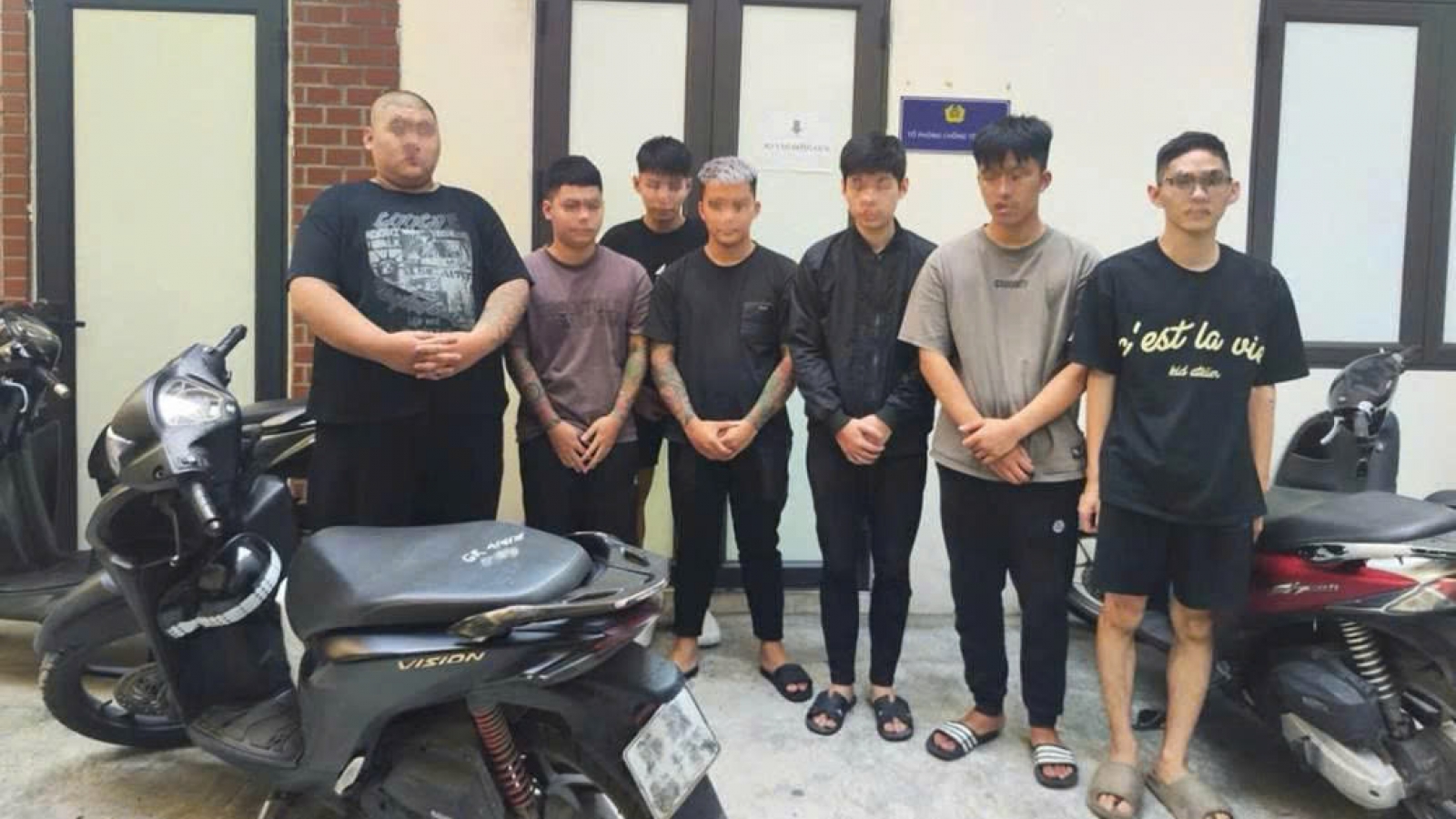 Khởi tố 5 đối tượng hành hung người trên phố Trần Khánh Dư, Hà Nội