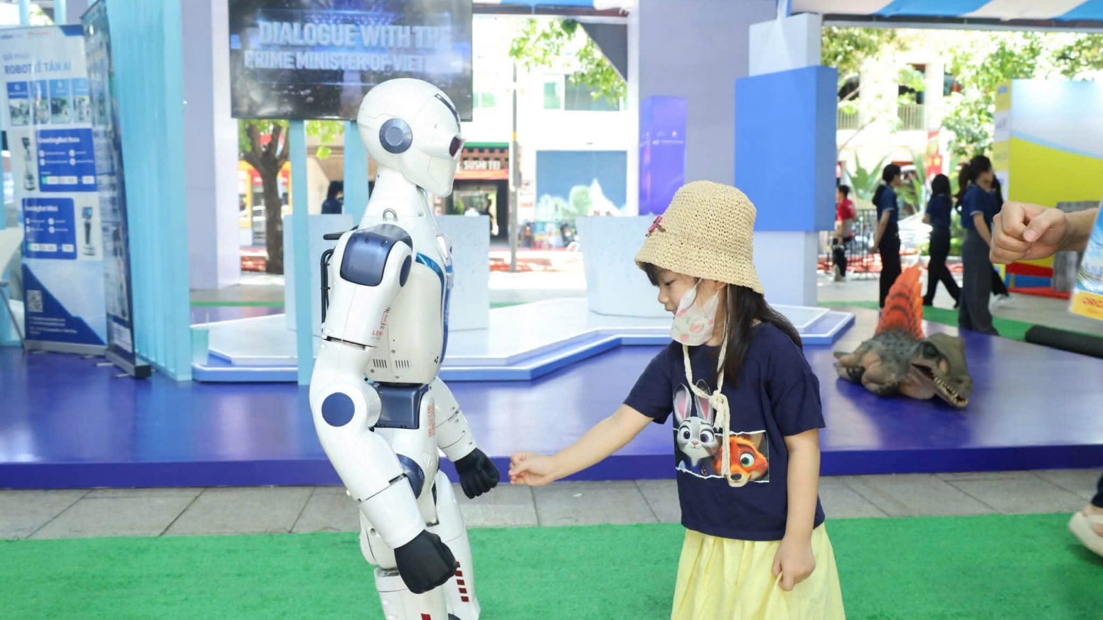 GRECO 2026 trình diễn robot hình người, công nghệ xanh tại phố đi bộ Nguyễn Huệ